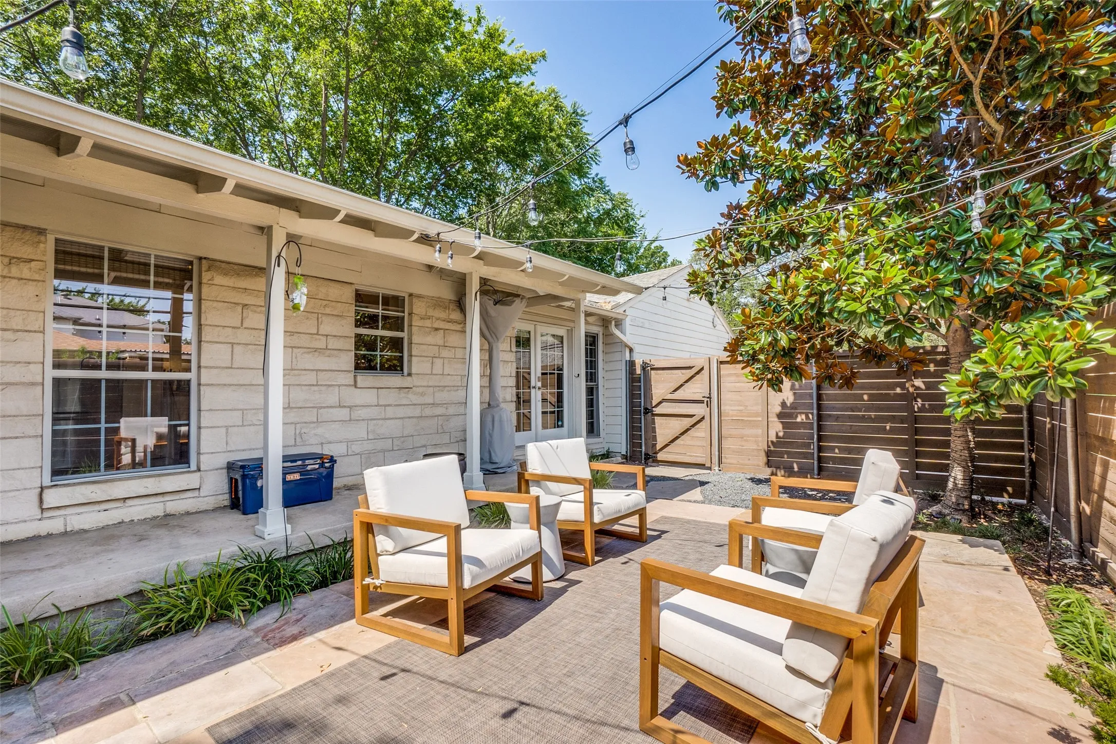 Single Family Residence For Sale in Dallas County , 7627 Robin Road, Dallas, Texas 75209, 2 Bedroom, 2 Bathroom, 1 Garage spaces, 1,871 Sqft, built in 1950, mls#21408924, Real Estate Agent in Dallas, Homes For Sale in Dallas county, Homes For Sale in Dallas, Realtor in Dallas Texas, Real Estate Brokerage Independent Realty Texas, Luminita Cordes Realtor