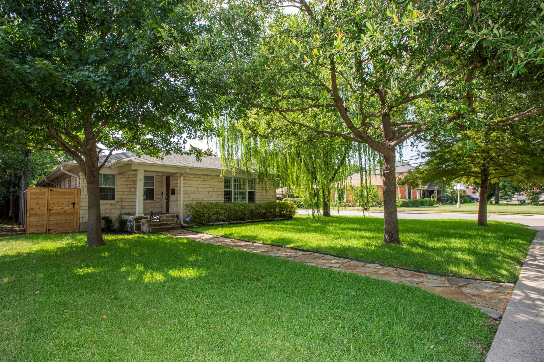 Single Family Residence For Sale in Dallas County , 7627 Robin Road, Dallas, Texas 75209, 2 Bedroom, 2 Bathroom, 1 Garage spaces, 1,871 Sqft, built in 1950, mls#21408924, Real Estate Agent in Dallas, Homes For Sale in Dallas county, Homes For Sale in Dallas, Realtor in Dallas Texas, Real Estate Brokerage Independent Realty Texas, Luminita Cordes Realtor