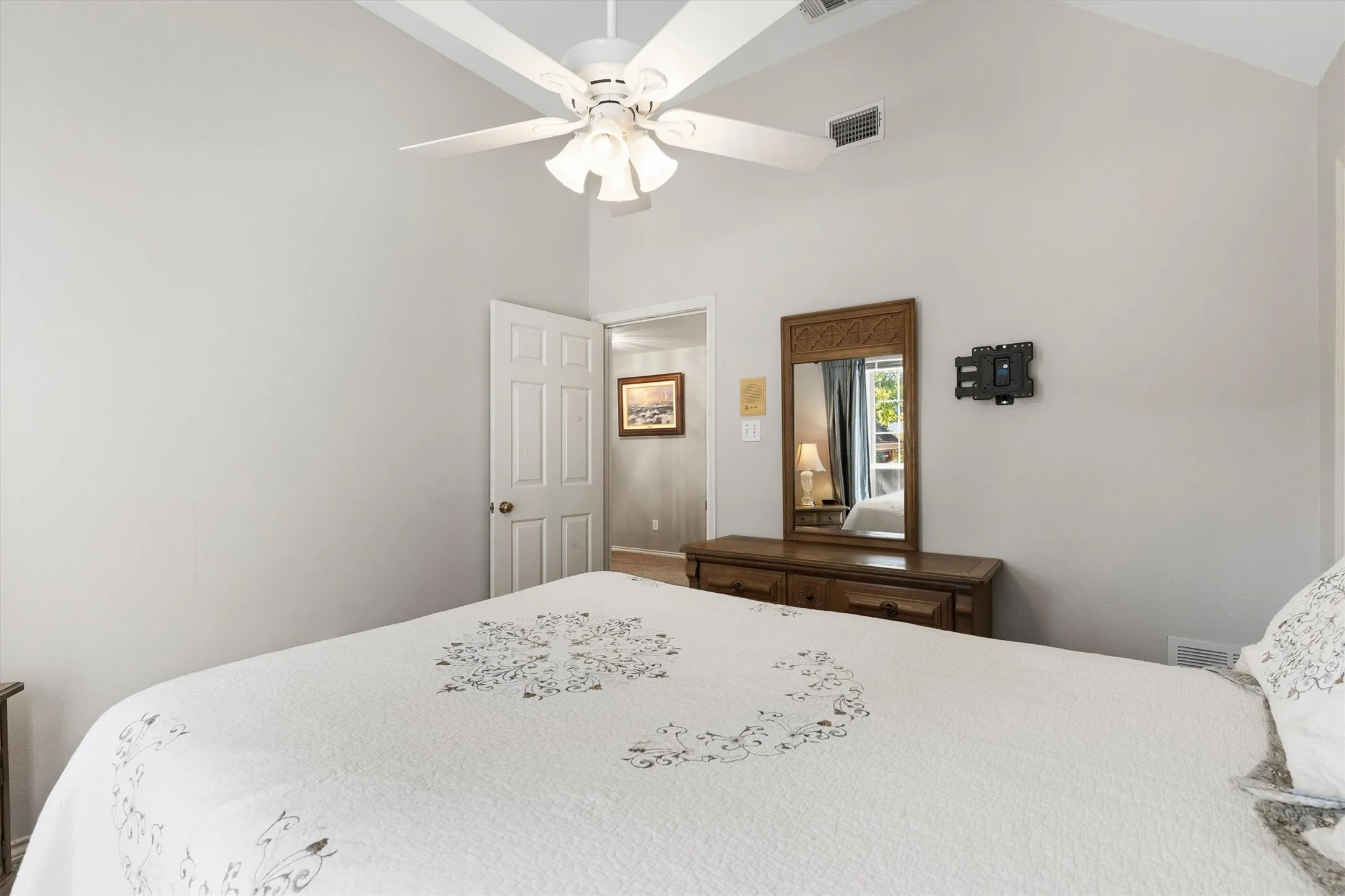 3rd bedroom w/walk-in closet
