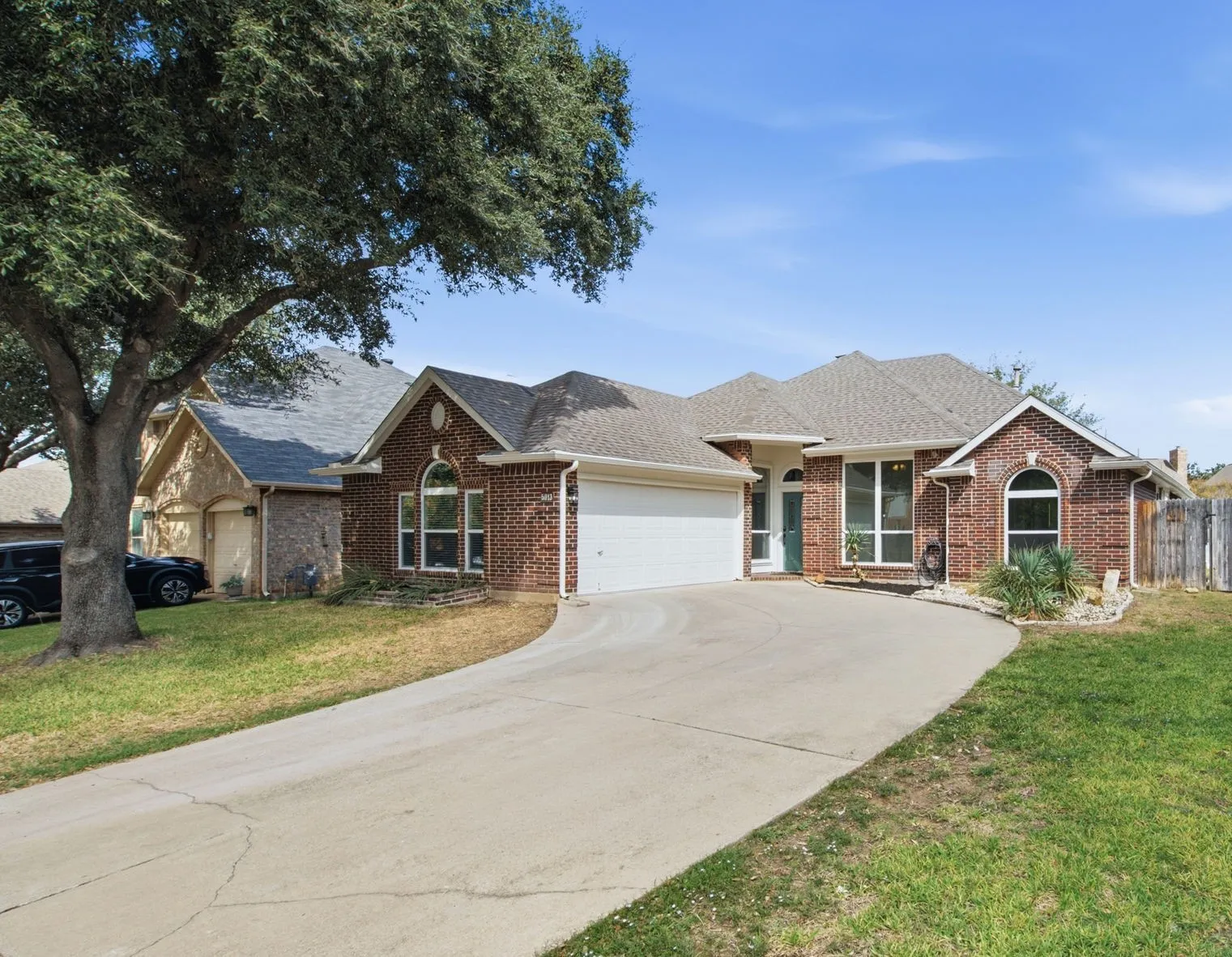 Front of house with nice size driveway