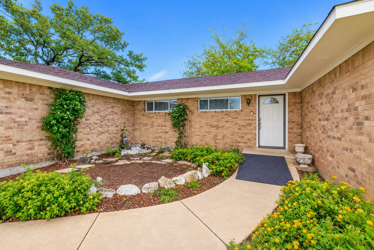 Single Family Residence For Sale in Kaufman County , 814 S Bois D Arc Street, Forney, Texas 75126, 4 Bedroom, 2 Bathroom, 2 Garage spaces, 1,840 Sqft, built in 1976, mls#21405924, Real Estate Agent in Forney, Homes For Sale in Kaufman county, Homes For Sale in Forney, Realtor in Forney Texas, Real Estate Brokerage Independent Realty Texas, Luminita Cordes Realtor