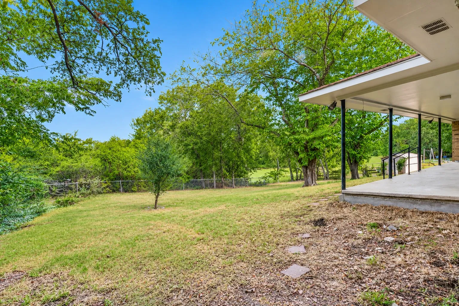 Single Family Residence For Sale in Kaufman County , 814 S Bois D Arc Street, Forney, Texas 75126, 4 Bedroom, 2 Bathroom, 2 Garage spaces, 1,840 Sqft, built in 1976, mls#21405924, Real Estate Agent in Forney, Homes For Sale in Kaufman county, Homes For Sale in Forney, Realtor in Forney Texas, Real Estate Brokerage Independent Realty Texas, Luminita Cordes Realtor