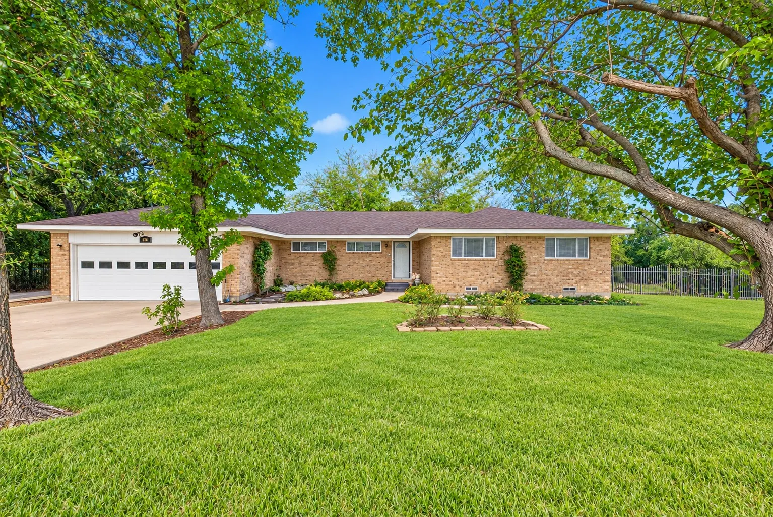 Single Family Residence For Sale in Kaufman County , 814 S Bois D Arc Street, Forney, Texas 75126, 4 Bedroom, 2 Bathroom, 2 Garage spaces, 1,840 Sqft, built in 1976, mls#21405924, Real Estate Agent in Forney, Homes For Sale in Kaufman county, Homes For Sale in Forney, Realtor in Forney Texas, Real Estate Brokerage Independent Realty Texas, Luminita Cordes Realtor