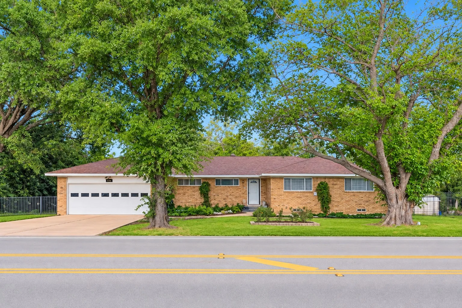 Single Family Residence For Sale in Kaufman County , 814 S Bois D Arc Street, Forney, Texas 75126, 4 Bedroom, 2 Bathroom, 2 Garage spaces, 1,840 Sqft, built in 1976, mls#21405924, Real Estate Agent in Forney, Homes For Sale in Kaufman county, Homes For Sale in Forney, Realtor in Forney Texas, Real Estate Brokerage Independent Realty Texas, Luminita Cordes Realtor