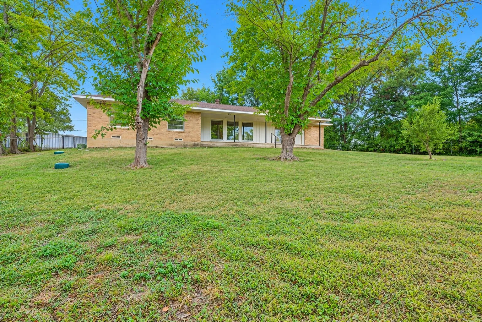 Single Family Residence For Sale in Kaufman County , 814 S Bois D Arc Street, Forney, Texas 75126, 4 Bedroom, 2 Bathroom, 2 Garage spaces, 1,840 Sqft, built in 1976, mls#21405924, Real Estate Agent in Forney, Homes For Sale in Kaufman county, Homes For Sale in Forney, Realtor in Forney Texas, Real Estate Brokerage Independent Realty Texas, Luminita Cordes Realtor