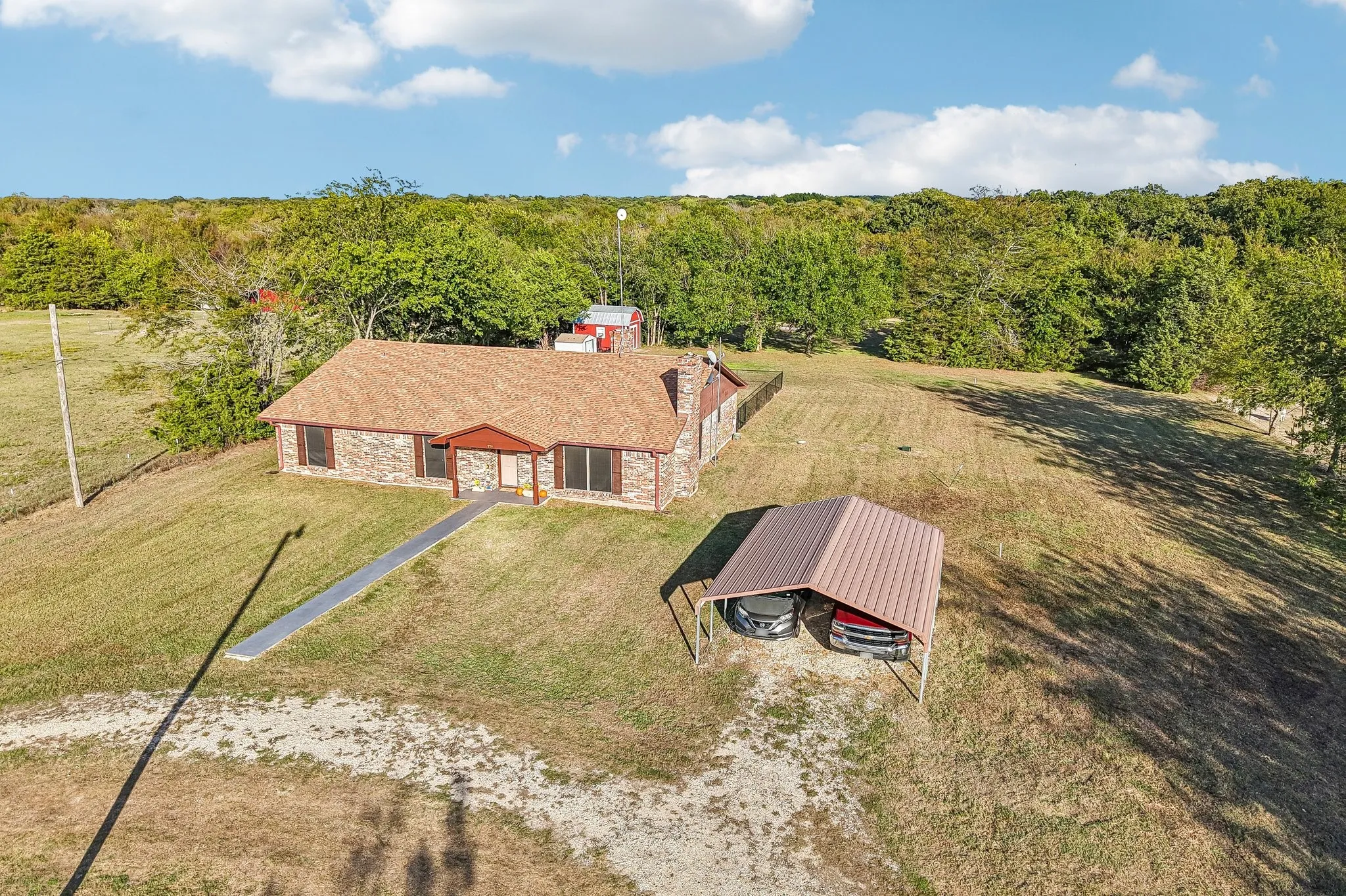 Single Family Residence For Sale in Hunt County , 779 County Road 4123, Greenville, Texas 75401, 4 Bedroom, 2 Bathroom, Garage spaces, 2,408 Sqft, built in 1970, mls#21408952, Real Estate Agent in Greenville, Homes For Sale in Hunt county, Homes For Sale in Greenville, Realtor in Greenville Texas, Real Estate Brokerage Independent Realty Texas, Luminita Cordes Realtor