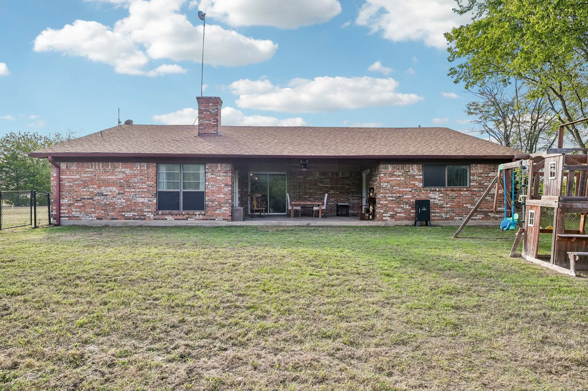 Single Family Residence For Sale in Hunt County , 779 County Road 4123, Greenville, Texas 75401, 4 Bedroom, 2 Bathroom, Garage spaces, 2,408 Sqft, built in 1970, mls#21408952, Real Estate Agent in Greenville, Homes For Sale in Hunt county, Homes For Sale in Greenville, Realtor in Greenville Texas, Real Estate Brokerage Independent Realty Texas, Luminita Cordes Realtor