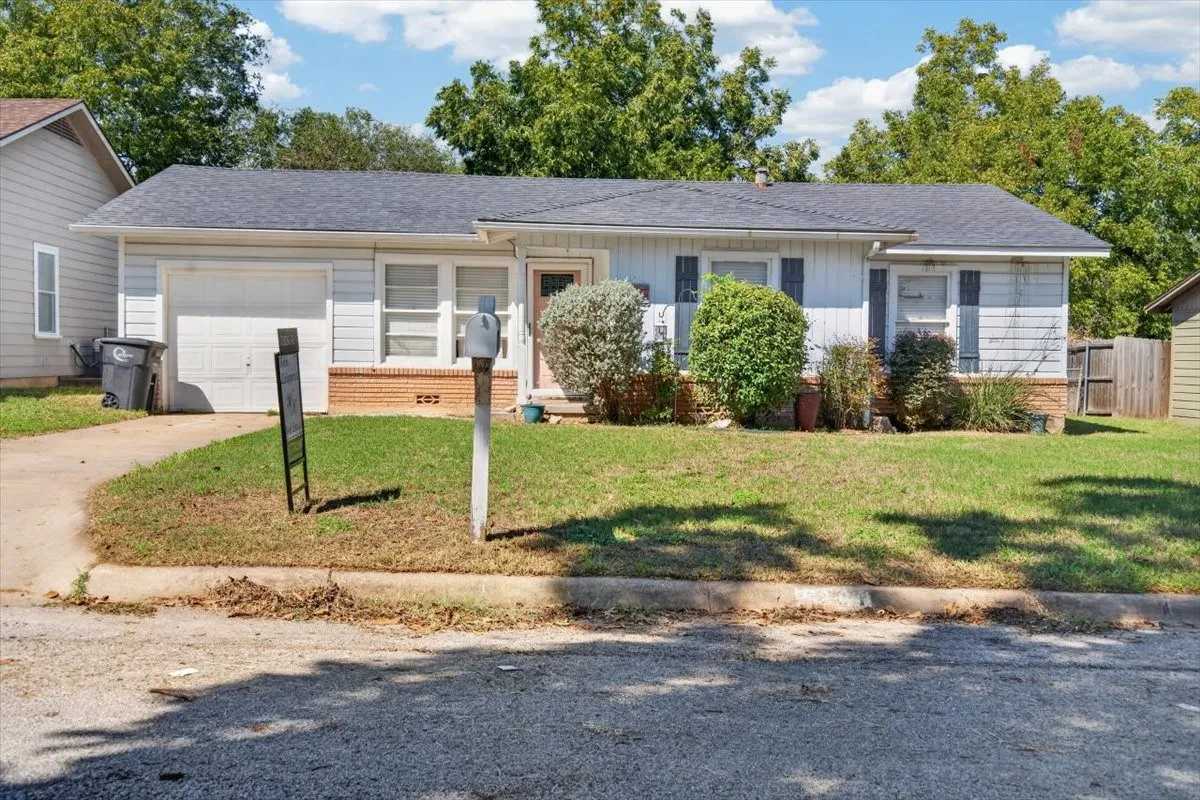 Single Family Residence For Sale in Johnson County , 1204 Bales Street, Cleburne, Texas 76033, 3 Bedroom, 1 Bathroom, 1 Garage spaces, 1,266 Sqft, built in 1965, mls#21400241, Real Estate Agent in Cleburne, Homes For Sale in Johnson county, Homes For Sale in Cleburne, Realtor in Cleburne Texas, Real Estate Brokerage Independent Realty Texas, Luminita Cordes Realtor