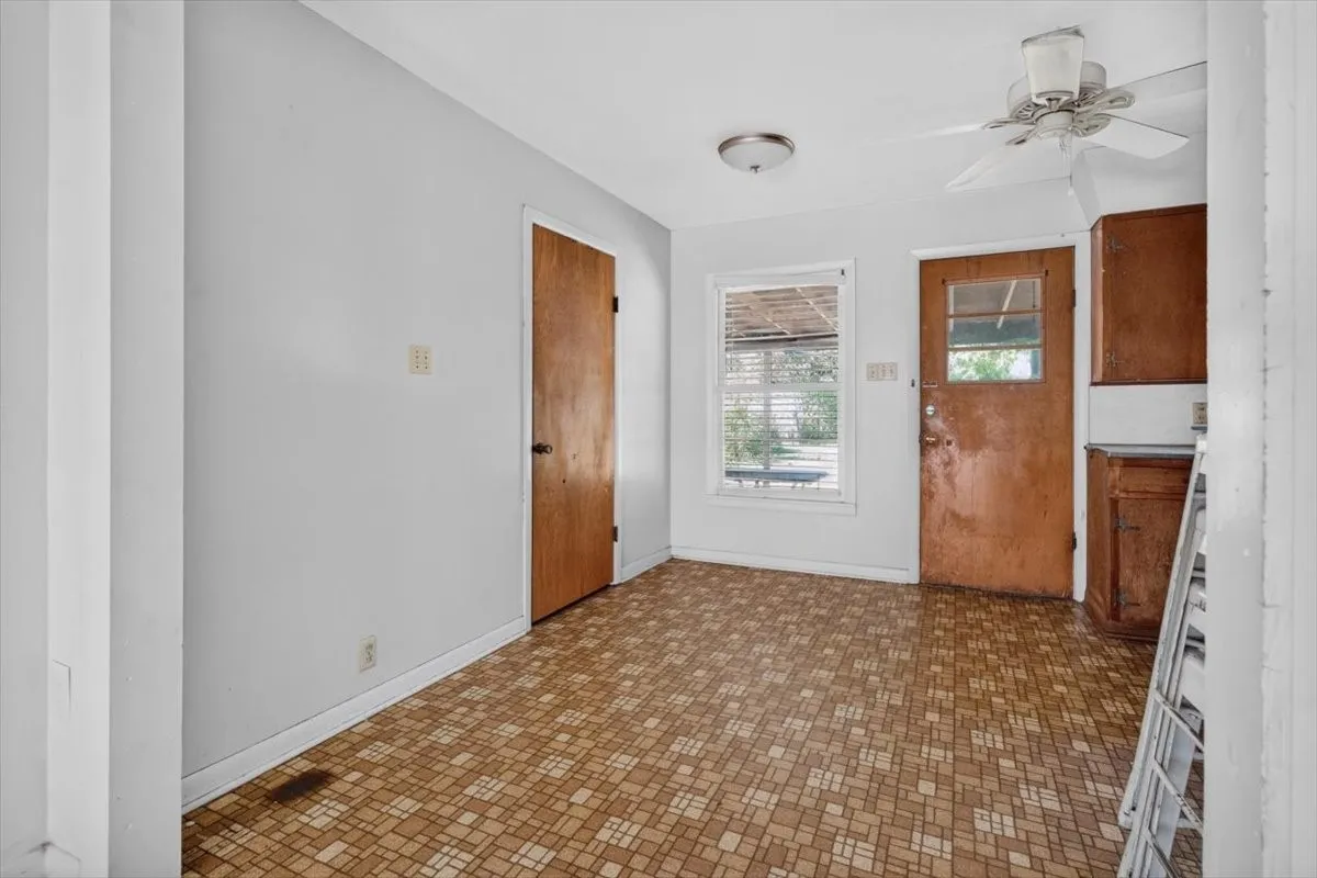 Single Family Residence For Sale in Johnson County , 1204 Bales Street, Cleburne, Texas 76033, 3 Bedroom, 1 Bathroom, 1 Garage spaces, 1,266 Sqft, built in 1965, mls#21400241, Real Estate Agent in Cleburne, Homes For Sale in Johnson county, Homes For Sale in Cleburne, Realtor in Cleburne Texas, Real Estate Brokerage Independent Realty Texas, Luminita Cordes Realtor