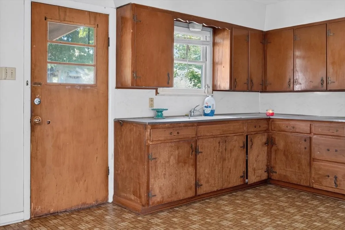 Single Family Residence For Sale in Johnson County , 1204 Bales Street, Cleburne, Texas 76033, 3 Bedroom, 1 Bathroom, 1 Garage spaces, 1,266 Sqft, built in 1965, mls#21400241, Real Estate Agent in Cleburne, Homes For Sale in Johnson county, Homes For Sale in Cleburne, Realtor in Cleburne Texas, Real Estate Brokerage Independent Realty Texas, Luminita Cordes Realtor