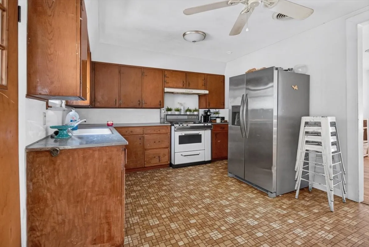 Single Family Residence For Sale in Johnson County , 1204 Bales Street, Cleburne, Texas 76033, 3 Bedroom, 1 Bathroom, 1 Garage spaces, 1,266 Sqft, built in 1965, mls#21400241, Real Estate Agent in Cleburne, Homes For Sale in Johnson county, Homes For Sale in Cleburne, Realtor in Cleburne Texas, Real Estate Brokerage Independent Realty Texas, Luminita Cordes Realtor