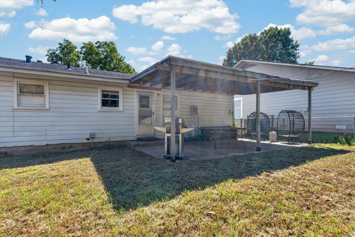 Single Family Residence For Sale in Johnson County , 1204 Bales Street, Cleburne, Texas 76033, 3 Bedroom, 1 Bathroom, 1 Garage spaces, 1,266 Sqft, built in 1965, mls#21400241, Real Estate Agent in Cleburne, Homes For Sale in Johnson county, Homes For Sale in Cleburne, Realtor in Cleburne Texas, Real Estate Brokerage Independent Realty Texas, Luminita Cordes Realtor