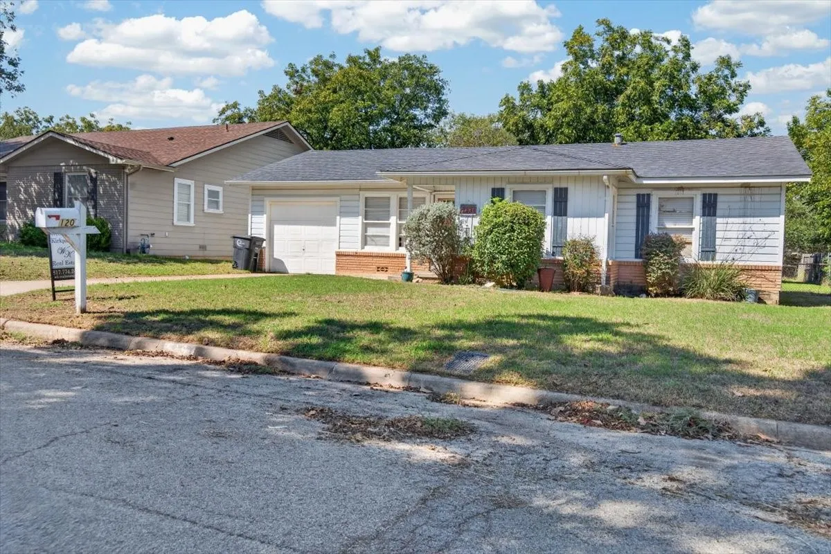 Single Family Residence For Sale in Johnson County , 1204 Bales Street, Cleburne, Texas 76033, 3 Bedroom, 1 Bathroom, 1 Garage spaces, 1,266 Sqft, built in 1965, mls#21400241, Real Estate Agent in Cleburne, Homes For Sale in Johnson county, Homes For Sale in Cleburne, Realtor in Cleburne Texas, Real Estate Brokerage Independent Realty Texas, Luminita Cordes Realtor