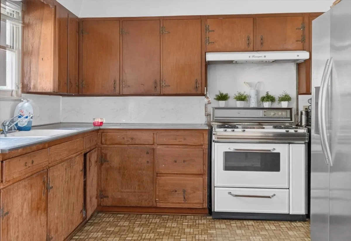 Single Family Residence For Sale in Johnson County , 1204 Bales Street, Cleburne, Texas 76033, 3 Bedroom, 1 Bathroom, 1 Garage spaces, 1,266 Sqft, built in 1965, mls#21400241, Real Estate Agent in Cleburne, Homes For Sale in Johnson county, Homes For Sale in Cleburne, Realtor in Cleburne Texas, Real Estate Brokerage Independent Realty Texas, Luminita Cordes Realtor