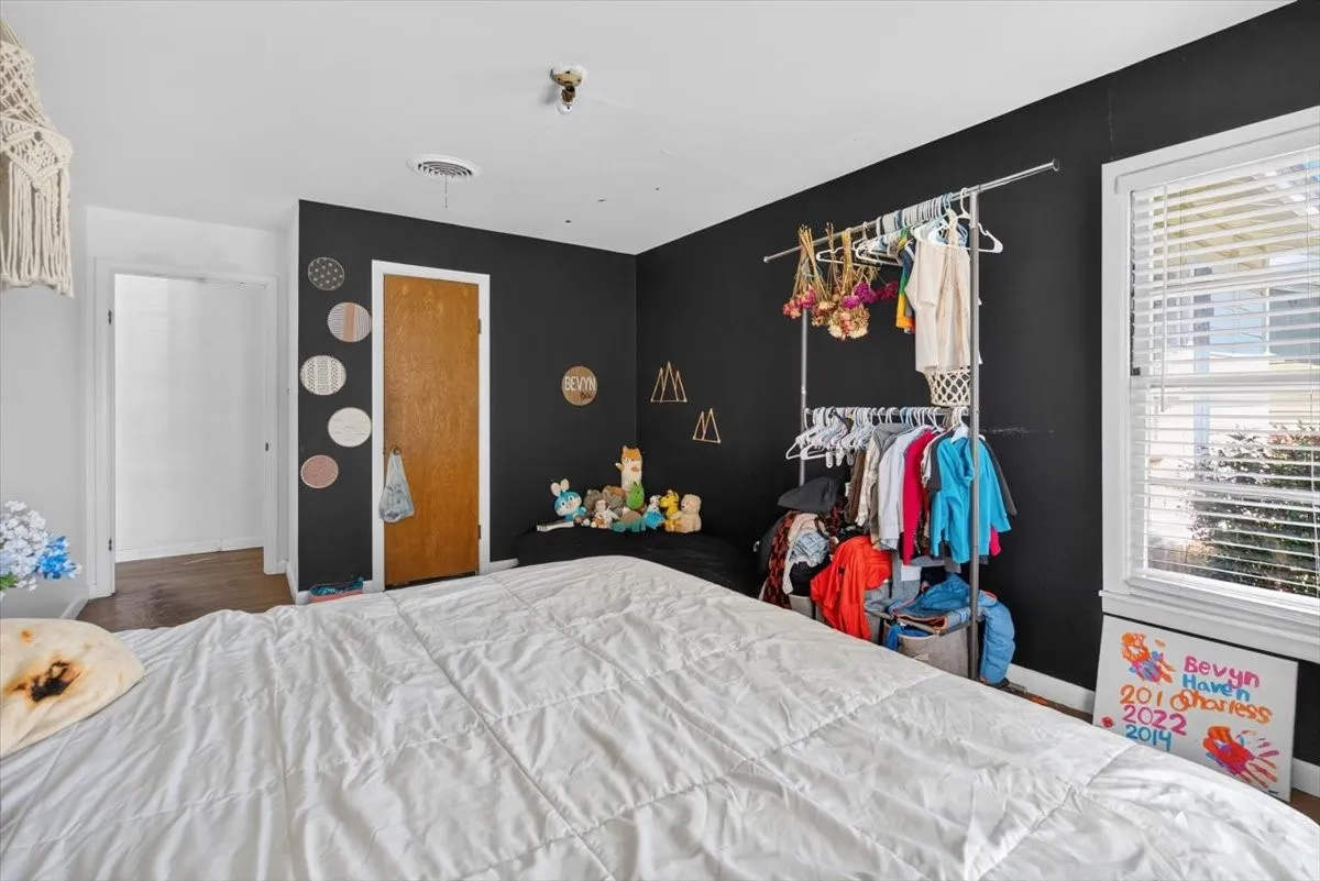 Single Family Residence For Sale in Johnson County , 1204 Bales Street, Cleburne, Texas 76033, 3 Bedroom, 1 Bathroom, 1 Garage spaces, 1,266 Sqft, built in 1965, mls#21400241, Real Estate Agent in Cleburne, Homes For Sale in Johnson county, Homes For Sale in Cleburne, Realtor in Cleburne Texas, Real Estate Brokerage Independent Realty Texas, Luminita Cordes Realtor