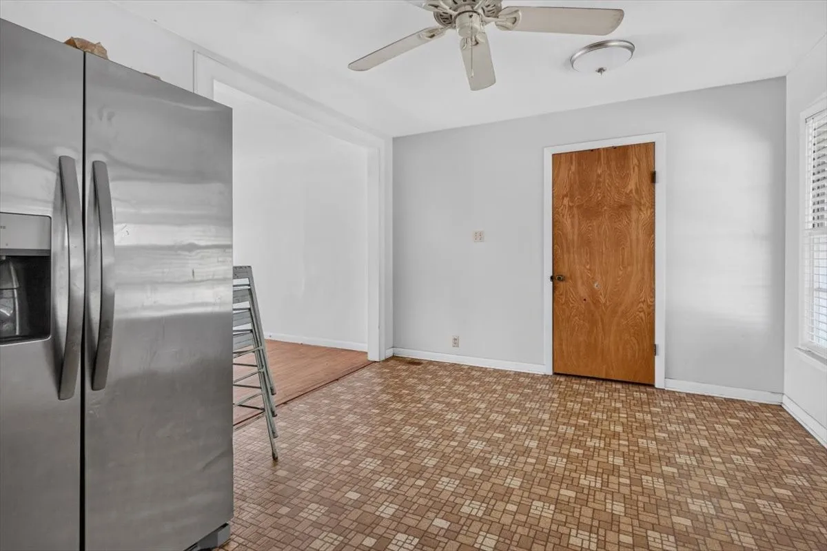 Single Family Residence For Sale in Johnson County , 1204 Bales Street, Cleburne, Texas 76033, 3 Bedroom, 1 Bathroom, 1 Garage spaces, 1,266 Sqft, built in 1965, mls#21400241, Real Estate Agent in Cleburne, Homes For Sale in Johnson county, Homes For Sale in Cleburne, Realtor in Cleburne Texas, Real Estate Brokerage Independent Realty Texas, Luminita Cordes Realtor
