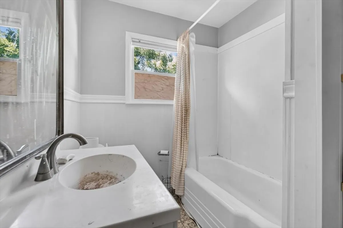 Single Family Residence For Sale in Johnson County , 1204 Bales Street, Cleburne, Texas 76033, 3 Bedroom, 1 Bathroom, 1 Garage spaces, 1,266 Sqft, built in 1965, mls#21400241, Real Estate Agent in Cleburne, Homes For Sale in Johnson county, Homes For Sale in Cleburne, Realtor in Cleburne Texas, Real Estate Brokerage Independent Realty Texas, Luminita Cordes Realtor