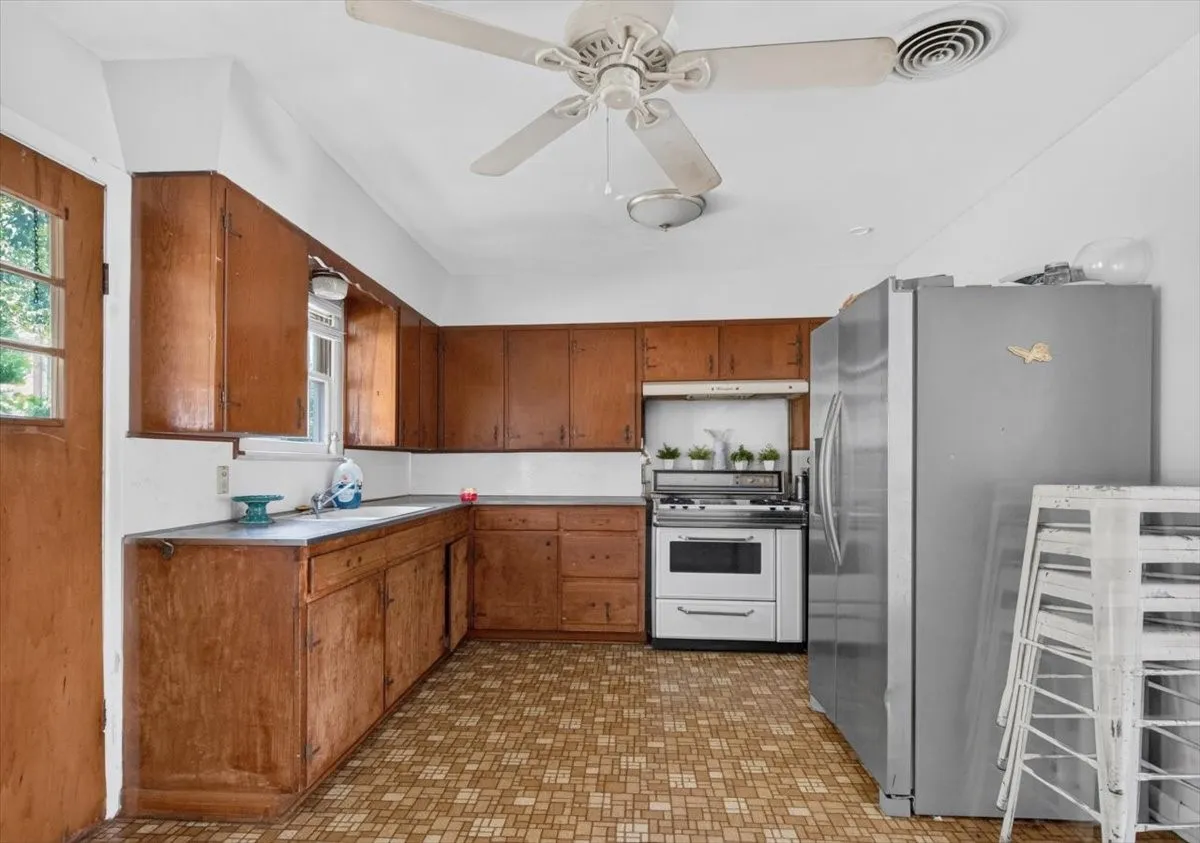 Single Family Residence For Sale in Johnson County , 1204 Bales Street, Cleburne, Texas 76033, 3 Bedroom, 1 Bathroom, 1 Garage spaces, 1,266 Sqft, built in 1965, mls#21400241, Real Estate Agent in Cleburne, Homes For Sale in Johnson county, Homes For Sale in Cleburne, Realtor in Cleburne Texas, Real Estate Brokerage Independent Realty Texas, Luminita Cordes Realtor