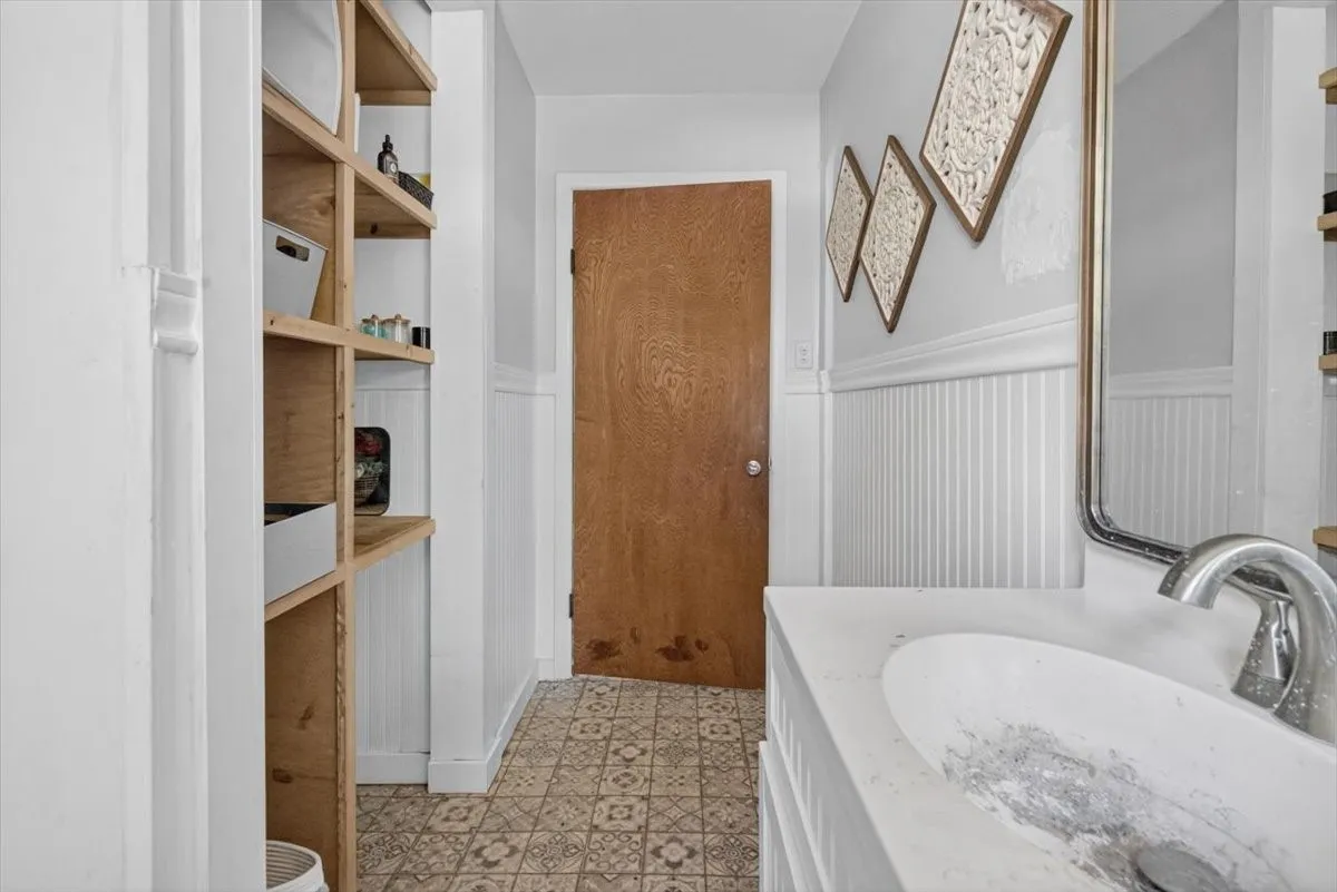 Single Family Residence For Sale in Johnson County , 1204 Bales Street, Cleburne, Texas 76033, 3 Bedroom, 1 Bathroom, 1 Garage spaces, 1,266 Sqft, built in 1965, mls#21400241, Real Estate Agent in Cleburne, Homes For Sale in Johnson county, Homes For Sale in Cleburne, Realtor in Cleburne Texas, Real Estate Brokerage Independent Realty Texas, Luminita Cordes Realtor