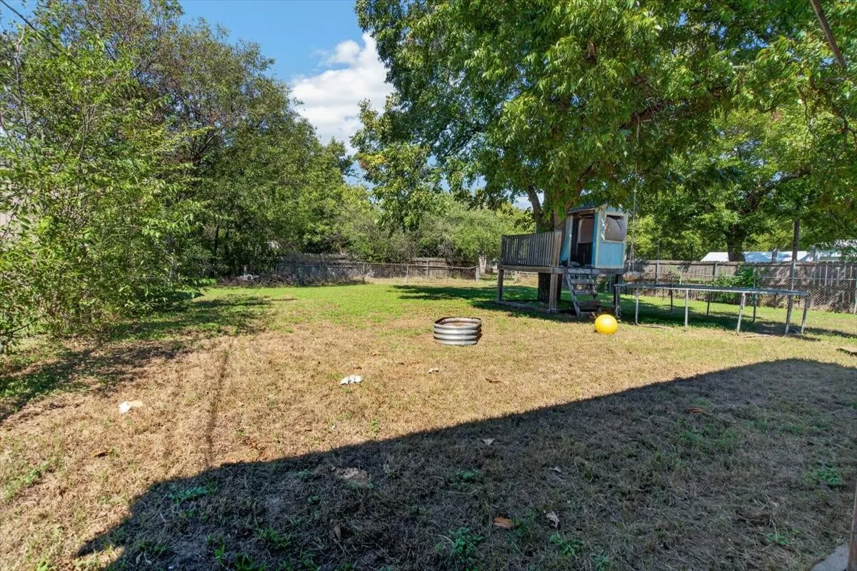 Single Family Residence For Sale in Johnson County , 1204 Bales Street, Cleburne, Texas 76033, 3 Bedroom, 1 Bathroom, 1 Garage spaces, 1,266 Sqft, built in 1965, mls#21400241, Real Estate Agent in Cleburne, Homes For Sale in Johnson county, Homes For Sale in Cleburne, Realtor in Cleburne Texas, Real Estate Brokerage Independent Realty Texas, Luminita Cordes Realtor