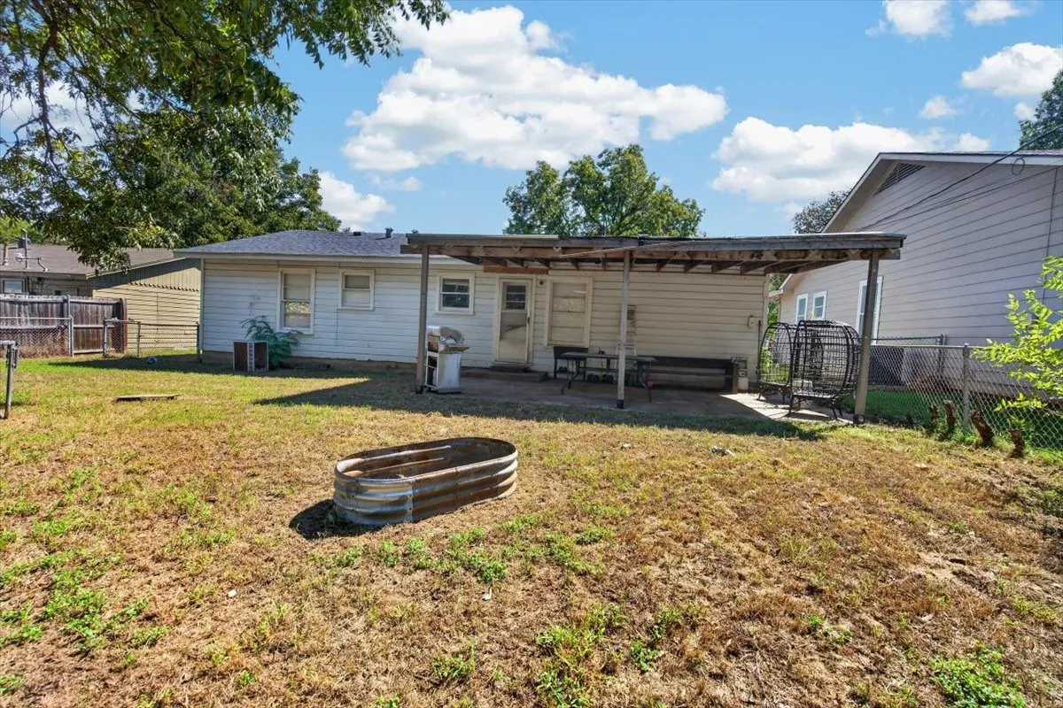 Single Family Residence For Sale in Johnson County , 1204 Bales Street, Cleburne, Texas 76033, 3 Bedroom, 1 Bathroom, 1 Garage spaces, 1,266 Sqft, built in 1965, mls#21400241, Real Estate Agent in Cleburne, Homes For Sale in Johnson county, Homes For Sale in Cleburne, Realtor in Cleburne Texas, Real Estate Brokerage Independent Realty Texas, Luminita Cordes Realtor