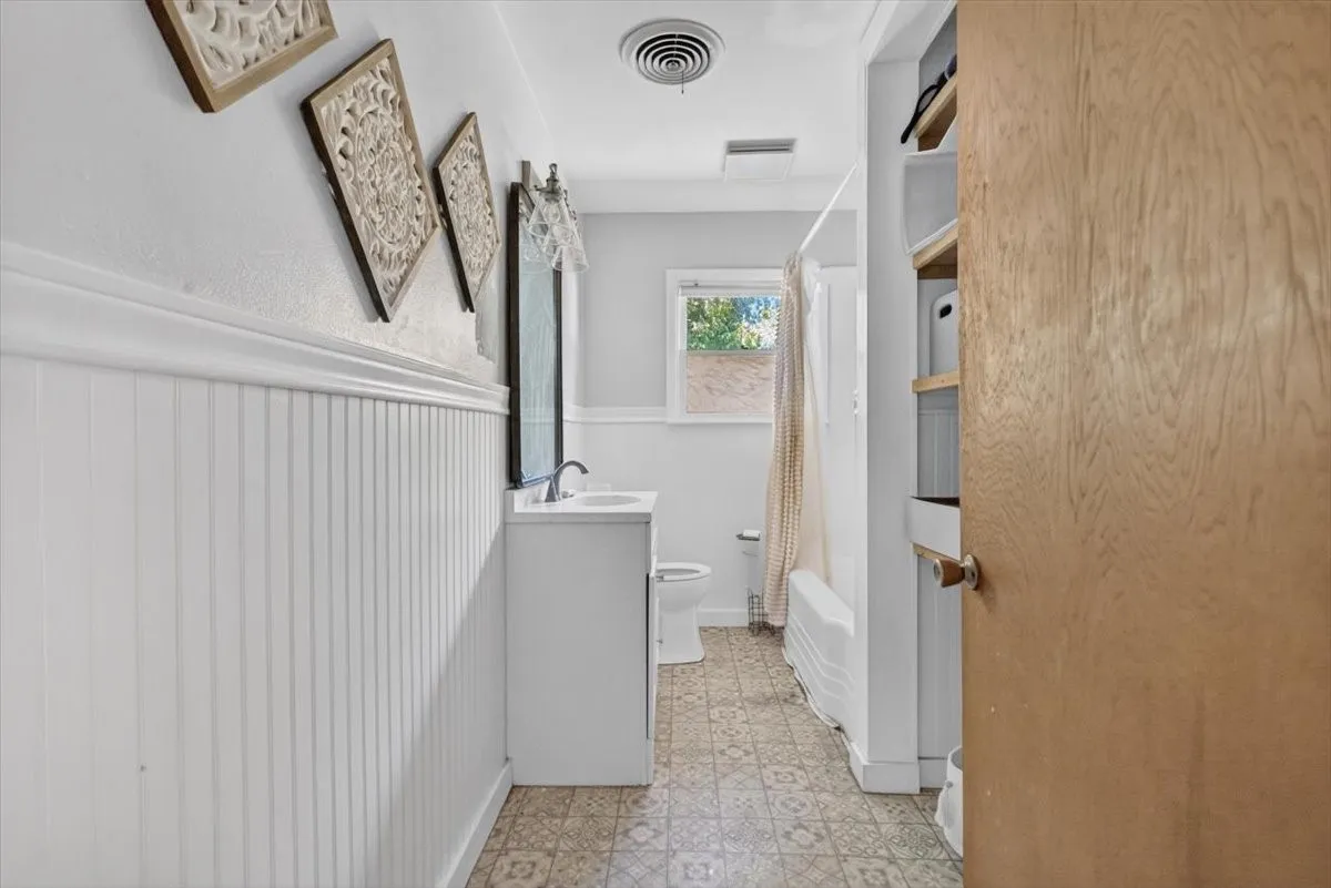 Single Family Residence For Sale in Johnson County , 1204 Bales Street, Cleburne, Texas 76033, 3 Bedroom, 1 Bathroom, 1 Garage spaces, 1,266 Sqft, built in 1965, mls#21400241, Real Estate Agent in Cleburne, Homes For Sale in Johnson county, Homes For Sale in Cleburne, Realtor in Cleburne Texas, Real Estate Brokerage Independent Realty Texas, Luminita Cordes Realtor