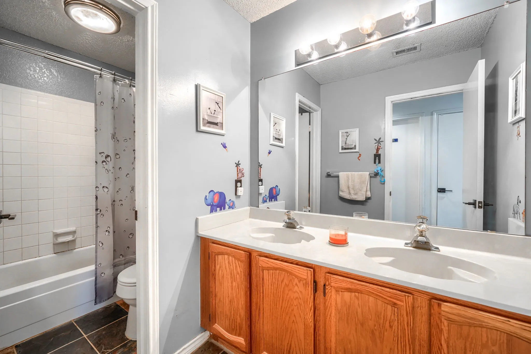 Single Family Residence For Sale in Dallas County , 322 Allegheny Trail Lane, Garland, Texas 75043, 4 Bedroom, 2 Bathroom, 2 Garage spaces, 2,567 Sqft, built in 1985, mls#21407511, Real Estate Agent in Garland, Homes For Sale in Dallas county, Homes For Sale in Garland, Realtor in Garland Texas, Real Estate Brokerage Independent Realty Texas, Luminita Cordes Realtor
