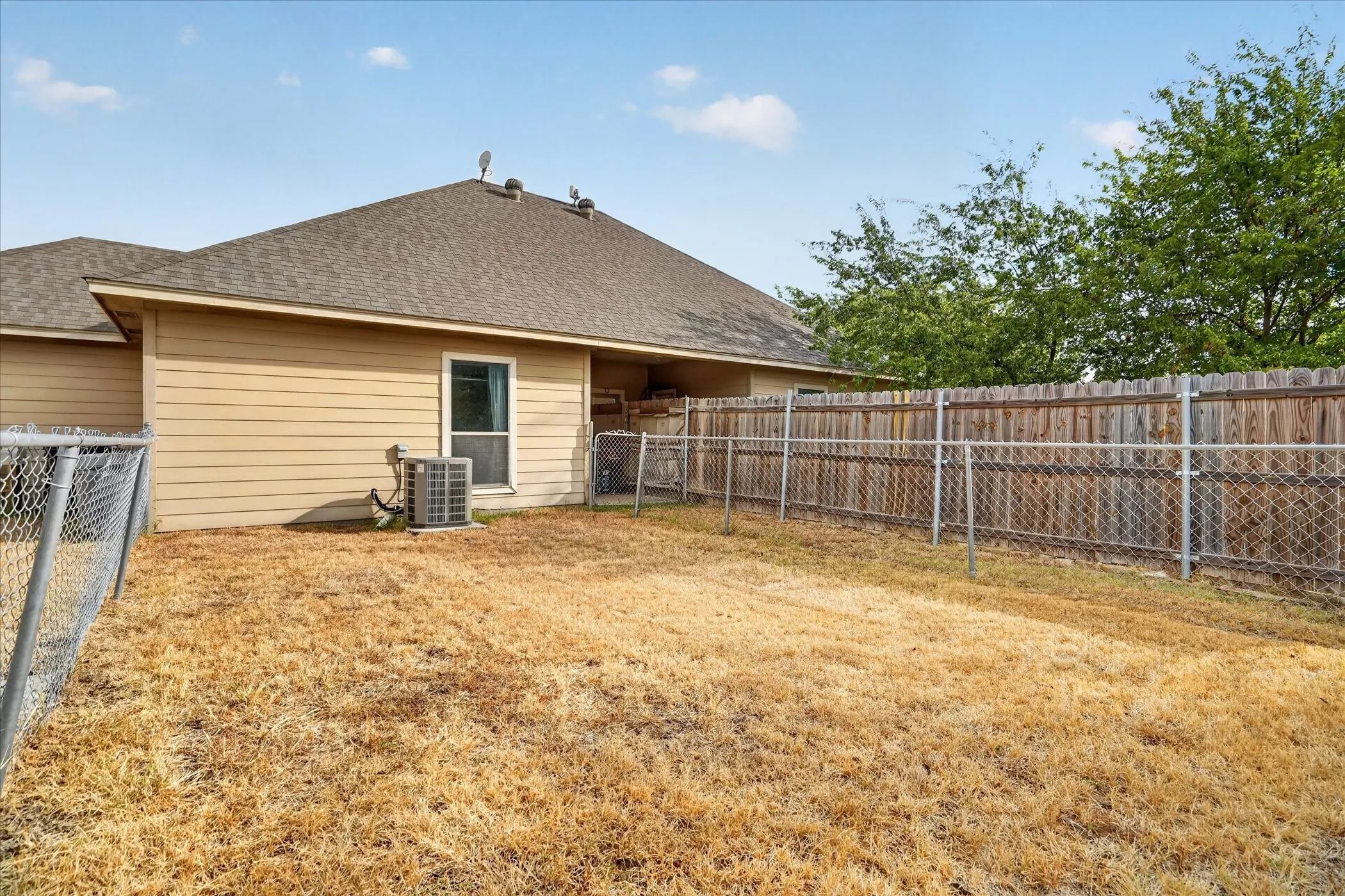 Duplex For Sale in Parker County , 124 Collett Court, Weatherford, Texas 76088, 6 Bedroom, 4 Bathroom, Garage spaces, 0 Sqft, built in 2007, mls#21408953, Real Estate Agent in Weatherford, Homes For Sale in Parker county, Homes For Sale in Weatherford, Realtor in Weatherford Texas, Real Estate Brokerage Independent Realty Texas, Luminita Cordes Realtor