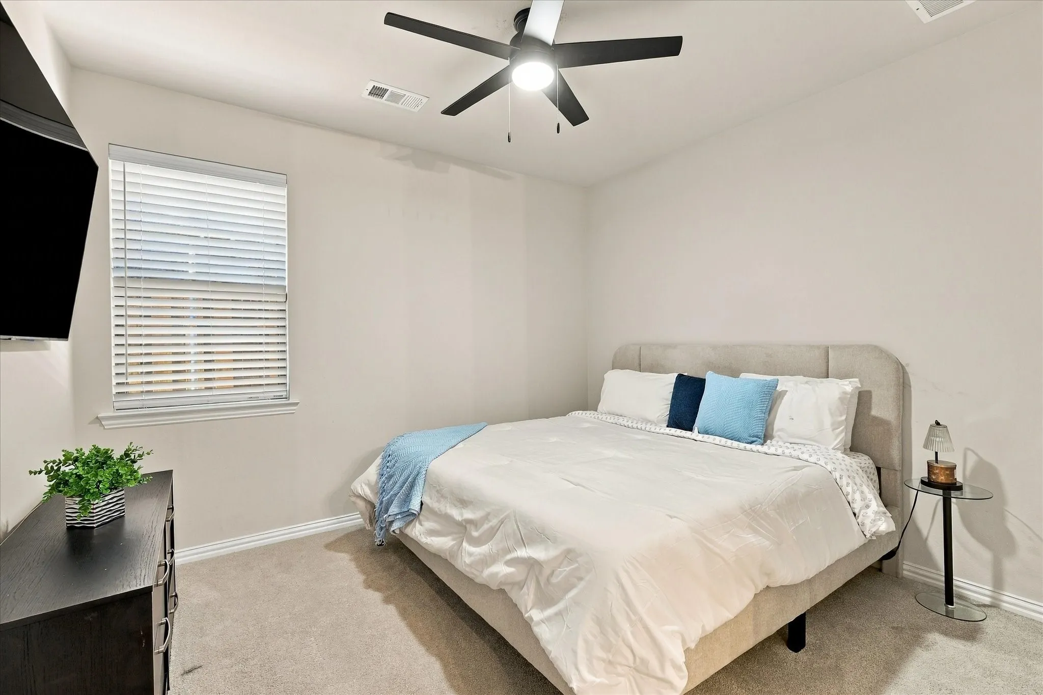 Recessed lighting, wall-to-wall carpeting, and a ceiling fan with light fixture