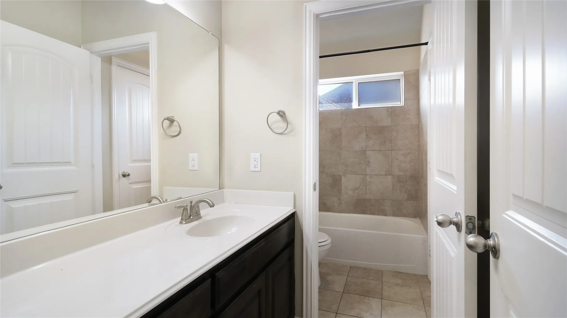 Single Family Residence For Sale in Denton County , 2224 Hideaway Pointe Drive, Little Elm, Texas 75068, 5 Bedroom, 5 Bathroom, 3 Garage spaces, 3,882 Sqft, built in 2012, mls#21408964, Real Estate Agent in Little Elm, Homes For Sale in Denton county, Homes For Sale in Little Elm, Realtor in Little Elm Texas, Real Estate Brokerage Independent Realty Texas, Luminita Cordes Realtor