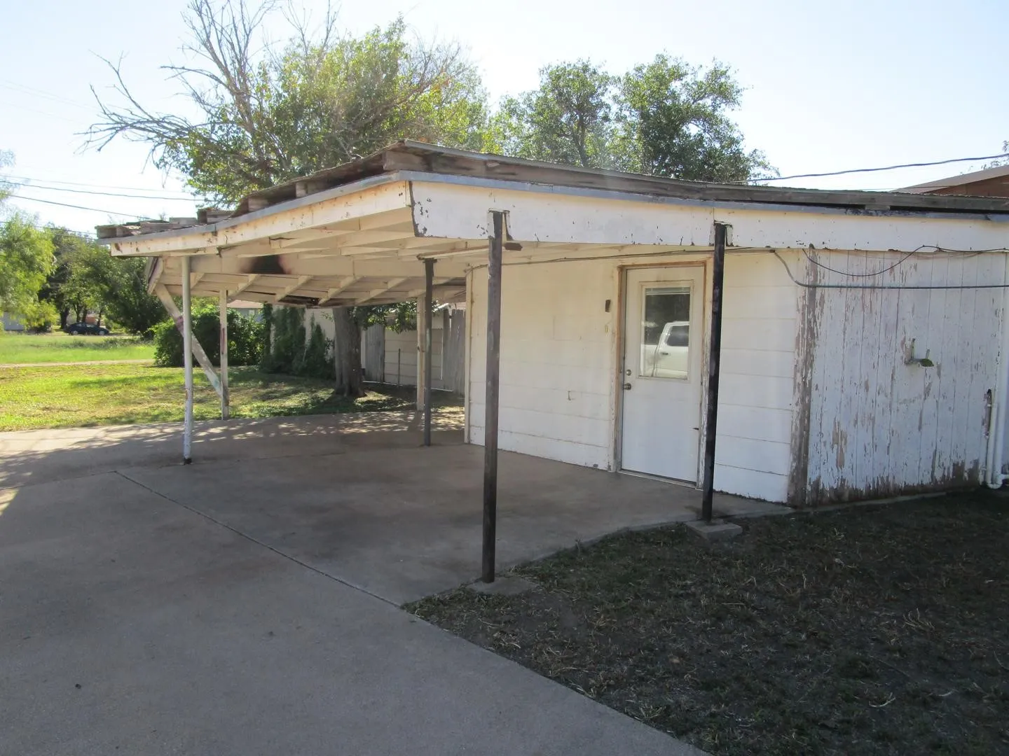 Single Family Residence For Sale in Haskell County , 208 N Avenue E, Haskell, Texas 79521, 3 Bedroom, 3 Bathroom, Garage spaces, 2,063 Sqft, built in 1920, mls#21408969, Real Estate Agent in Haskell, Homes For Sale in Haskell county, Homes For Sale in Haskell, Realtor in Haskell Texas, Real Estate Brokerage Independent Realty Texas, Luminita Cordes Realtor
