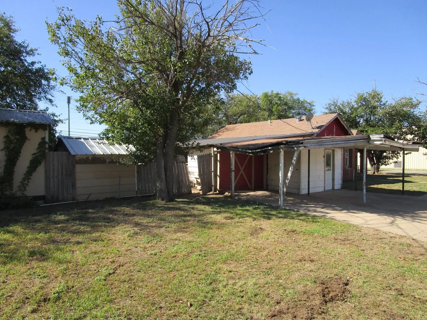 Single Family Residence For Sale in Haskell County , 208 N Avenue E, Haskell, Texas 79521, 3 Bedroom, 3 Bathroom, Garage spaces, 2,063 Sqft, built in 1920, mls#21408969, Real Estate Agent in Haskell, Homes For Sale in Haskell county, Homes For Sale in Haskell, Realtor in Haskell Texas, Real Estate Brokerage Independent Realty Texas, Luminita Cordes Realtor