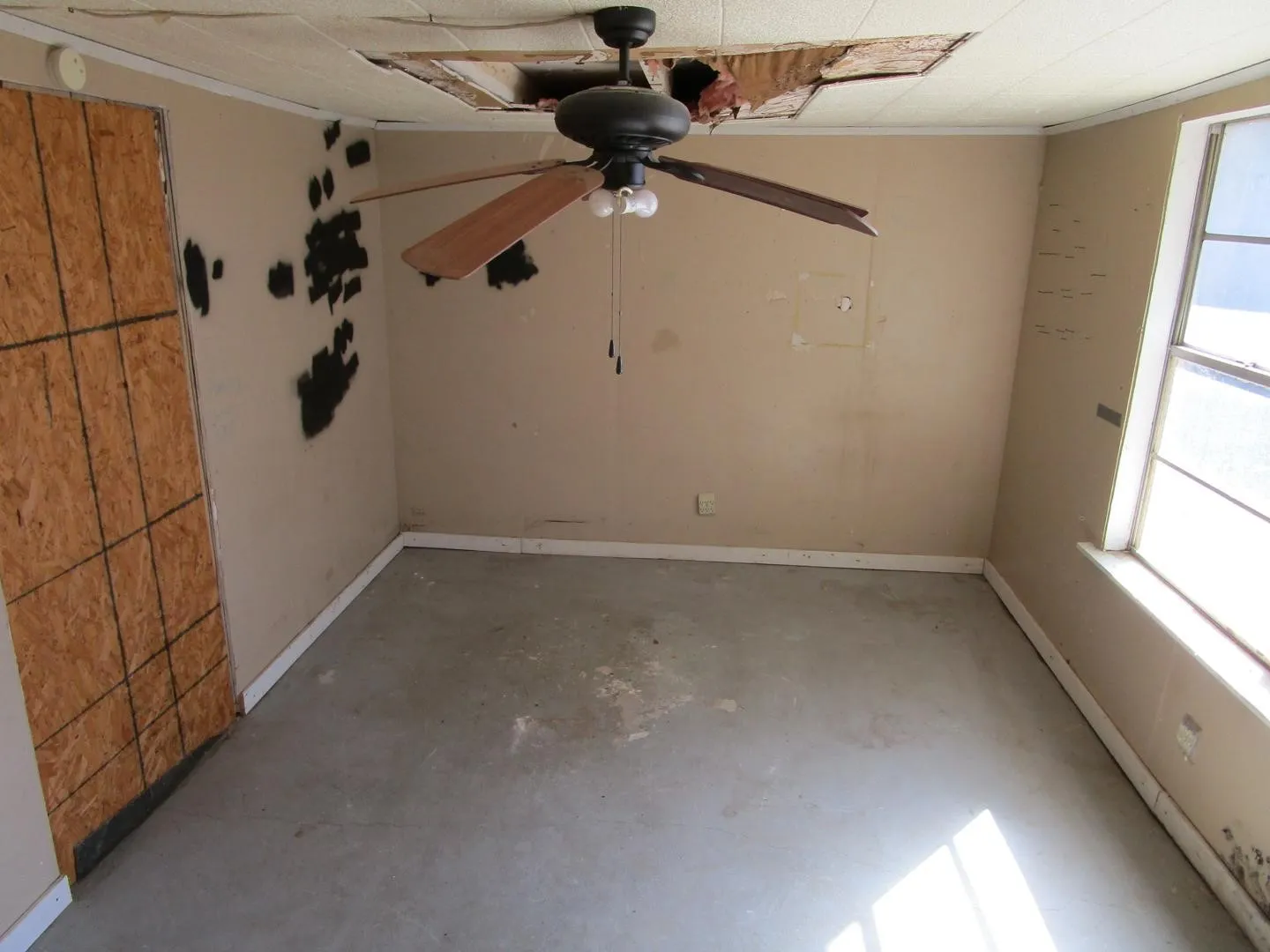 Single Family Residence For Sale in Haskell County , 208 N Avenue E, Haskell, Texas 79521, 3 Bedroom, 3 Bathroom, Garage spaces, 2,063 Sqft, built in 1920, mls#21408969, Real Estate Agent in Haskell, Homes For Sale in Haskell county, Homes For Sale in Haskell, Realtor in Haskell Texas, Real Estate Brokerage Independent Realty Texas, Luminita Cordes Realtor
