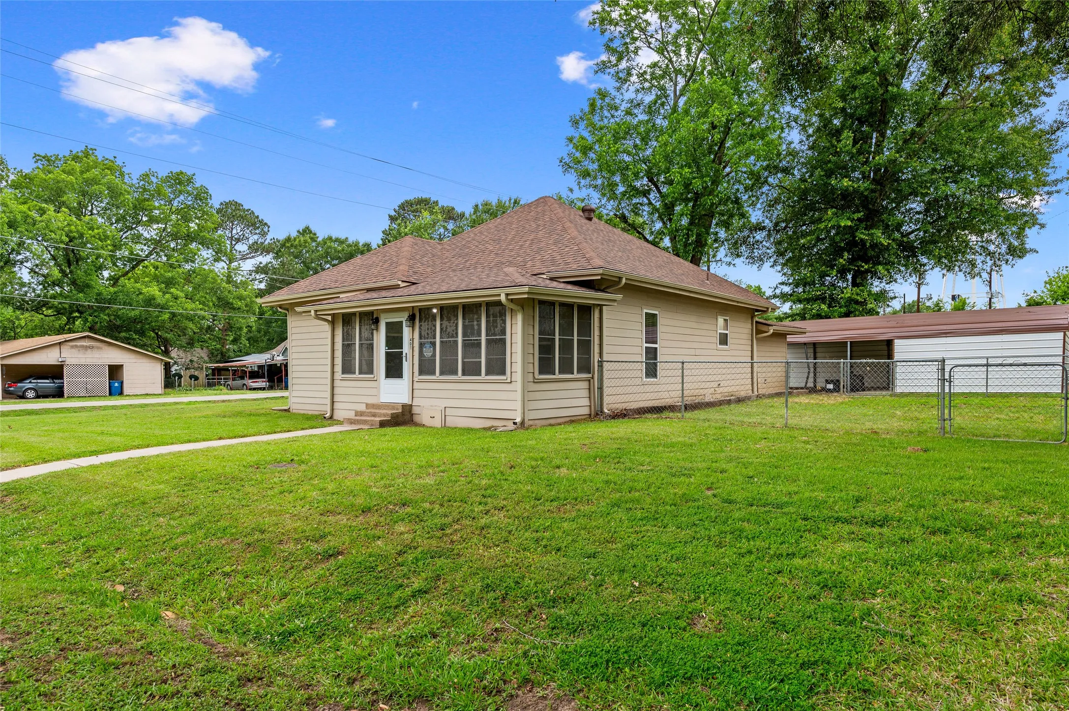 Single Family Residence For Rent in Wood County , 401 Central, Quitman, Texas 75783, 2 Bedroom, 1 Bathroom, Garage spaces, 1,398 Sqft, built in 0, mls#21408972, Real Estate Agent in Quitman, Homes For Rent in Wood county, Homes For Rent in Quitman, Realtor in Quitman Texas, Real Estate Brokerage Independent Realty Texas, Luminita Cordes Realtor