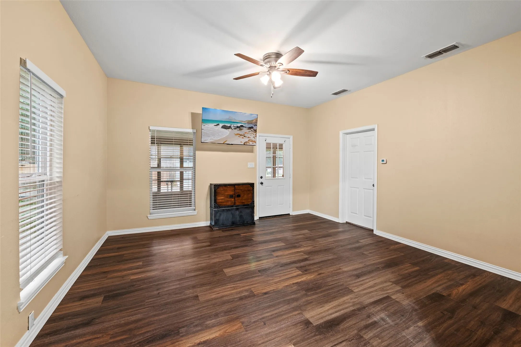 Single Family Residence For Rent in Wood County , 401 Central, Quitman, Texas 75783, 2 Bedroom, 1 Bathroom, Garage spaces, 1,398 Sqft, built in 0, mls#21408972, Real Estate Agent in Quitman, Homes For Rent in Wood county, Homes For Rent in Quitman, Realtor in Quitman Texas, Real Estate Brokerage Independent Realty Texas, Luminita Cordes Realtor