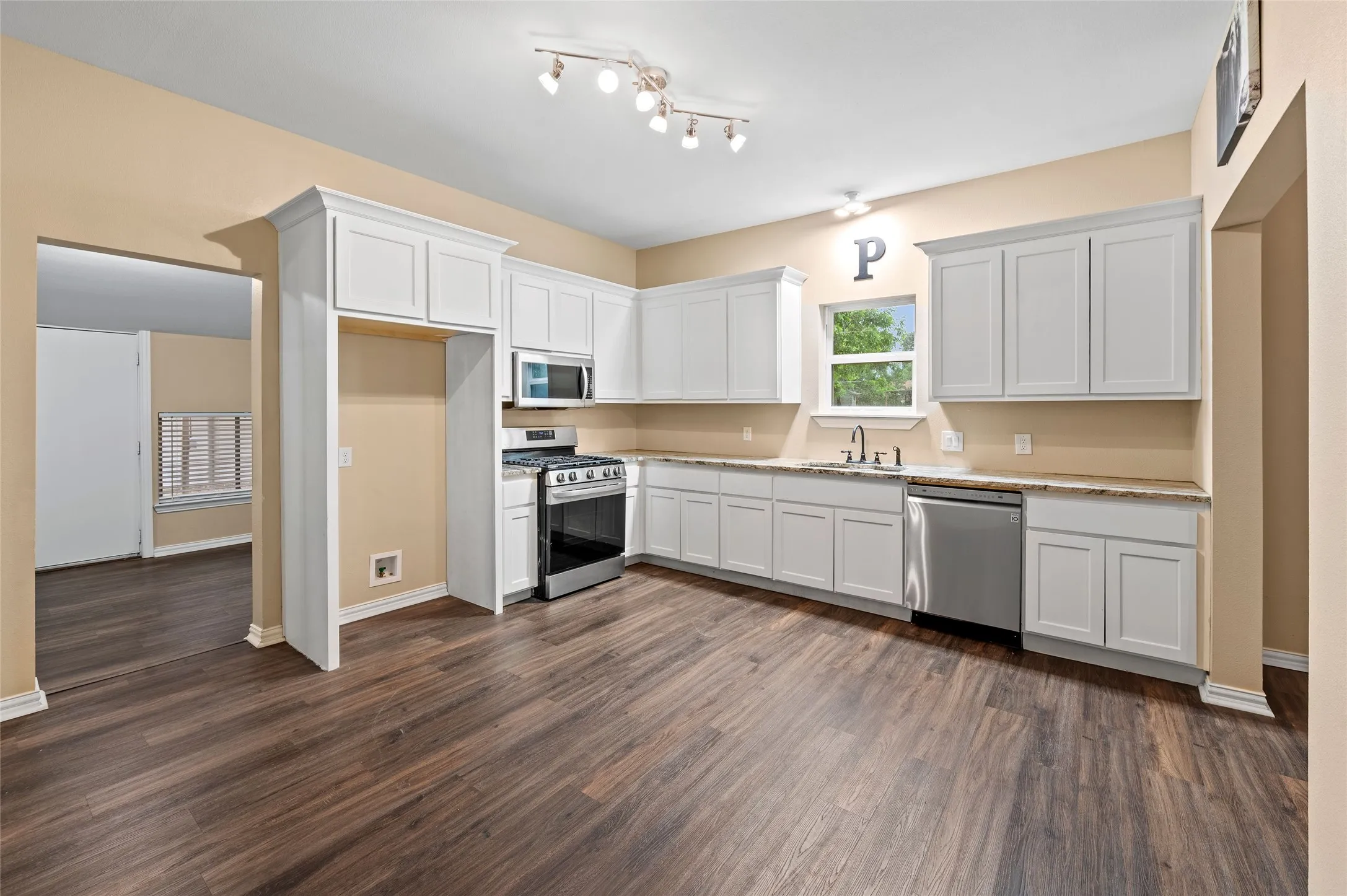 Single Family Residence For Rent in Wood County , 401 Central, Quitman, Texas 75783, 2 Bedroom, 1 Bathroom, Garage spaces, 1,398 Sqft, built in 0, mls#21408972, Real Estate Agent in Quitman, Homes For Rent in Wood county, Homes For Rent in Quitman, Realtor in Quitman Texas, Real Estate Brokerage Independent Realty Texas, Luminita Cordes Realtor