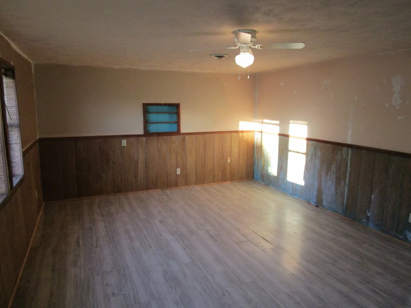 Single Family Residence For Sale in Foard County , 120 N 6th Street, Crowell, Texas 79227, 3 Bedroom, 2 Bathroom, 1 Garage spaces, 1,264 Sqft, built in 1940, mls#21408973, Real Estate Agent in Crowell, Homes For Sale in Foard county, Homes For Sale in Crowell, Realtor in Crowell Texas, Real Estate Brokerage Independent Realty Texas, Luminita Cordes Realtor
