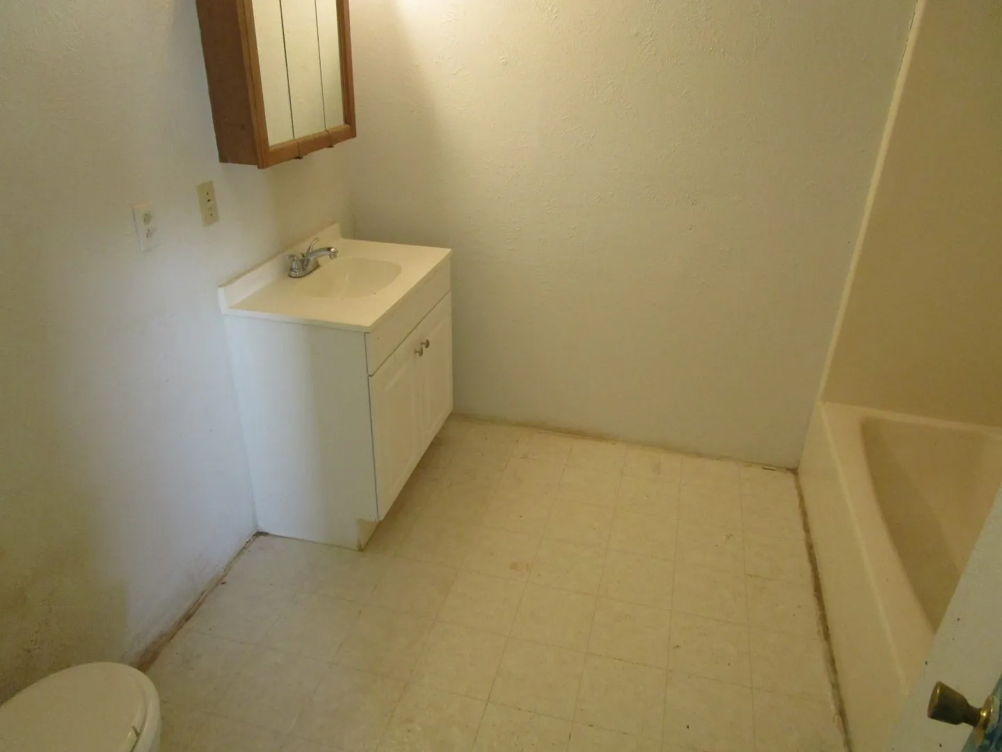 Single Family Residence For Sale in Foard County , 120 N 6th Street, Crowell, Texas 79227, 3 Bedroom, 2 Bathroom, 1 Garage spaces, 1,264 Sqft, built in 1940, mls#21408973, Real Estate Agent in Crowell, Homes For Sale in Foard county, Homes For Sale in Crowell, Realtor in Crowell Texas, Real Estate Brokerage Independent Realty Texas, Luminita Cordes Realtor