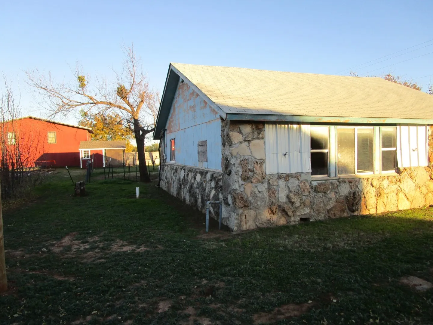 Single Family Residence For Sale in Foard County , 120 N 6th Street, Crowell, Texas 79227, 3 Bedroom, 2 Bathroom, 1 Garage spaces, 1,264 Sqft, built in 1940, mls#21408973, Real Estate Agent in Crowell, Homes For Sale in Foard county, Homes For Sale in Crowell, Realtor in Crowell Texas, Real Estate Brokerage Independent Realty Texas, Luminita Cordes Realtor