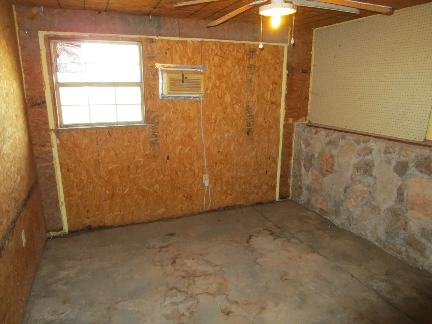 Single Family Residence For Sale in Foard County , 120 N 6th Street, Crowell, Texas 79227, 3 Bedroom, 2 Bathroom, 1 Garage spaces, 1,264 Sqft, built in 1940, mls#21408973, Real Estate Agent in Crowell, Homes For Sale in Foard county, Homes For Sale in Crowell, Realtor in Crowell Texas, Real Estate Brokerage Independent Realty Texas, Luminita Cordes Realtor