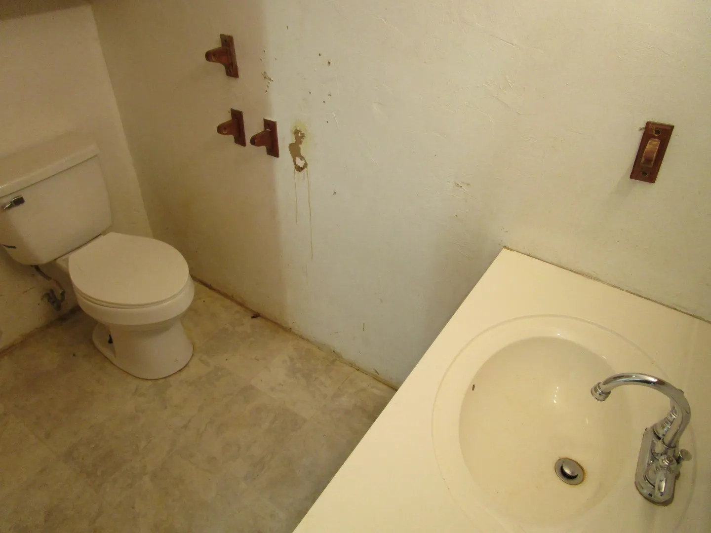 Single Family Residence For Sale in Foard County , 120 N 6th Street, Crowell, Texas 79227, 3 Bedroom, 2 Bathroom, 1 Garage spaces, 1,264 Sqft, built in 1940, mls#21408973, Real Estate Agent in Crowell, Homes For Sale in Foard county, Homes For Sale in Crowell, Realtor in Crowell Texas, Real Estate Brokerage Independent Realty Texas, Luminita Cordes Realtor