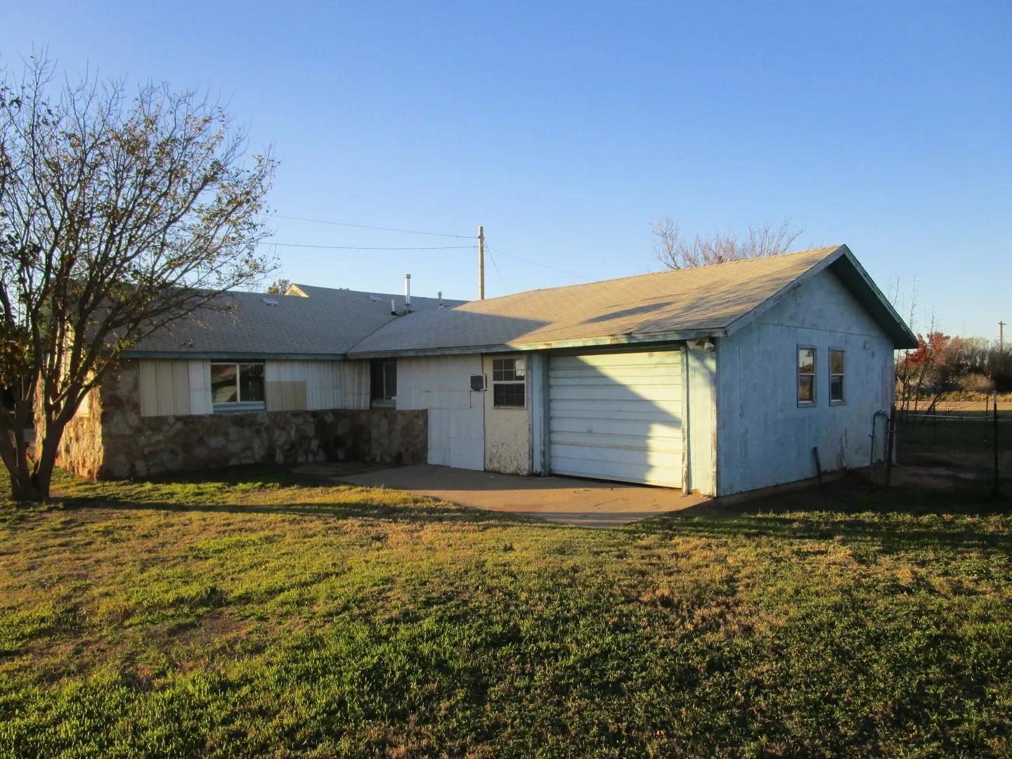 Single Family Residence For Sale in Foard County , 120 N 6th Street, Crowell, Texas 79227, 3 Bedroom, 2 Bathroom, 1 Garage spaces, 1,264 Sqft, built in 1940, mls#21408973, Real Estate Agent in Crowell, Homes For Sale in Foard county, Homes For Sale in Crowell, Realtor in Crowell Texas, Real Estate Brokerage Independent Realty Texas, Luminita Cordes Realtor