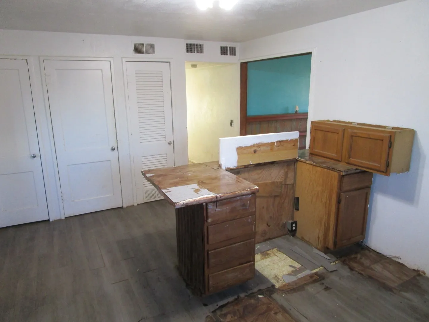 Single Family Residence For Sale in Foard County , 120 N 6th Street, Crowell, Texas 79227, 3 Bedroom, 2 Bathroom, 1 Garage spaces, 1,264 Sqft, built in 1940, mls#21408973, Real Estate Agent in Crowell, Homes For Sale in Foard county, Homes For Sale in Crowell, Realtor in Crowell Texas, Real Estate Brokerage Independent Realty Texas, Luminita Cordes Realtor