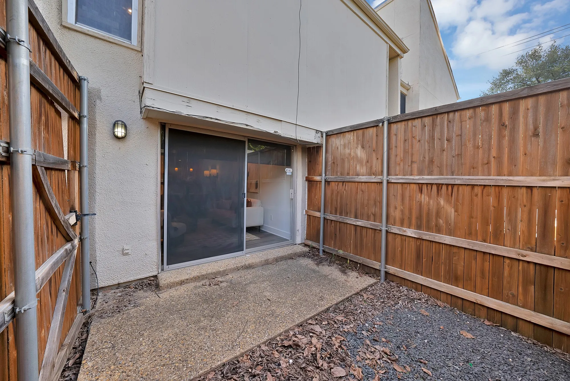 Condominium For Sale in Dallas County , 4003 Gilbert Avenue 10, Dallas, Texas 75219, 1 Bedroom, 1 Bathroom, Garage spaces, 700 Sqft, built in 1972, mls#21394241, Real Estate Agent in Dallas, Homes For Sale in Dallas county, Homes For Sale in Dallas, Realtor in Dallas Texas, Real Estate Brokerage Independent Realty Texas, Luminita Cordes Realtor