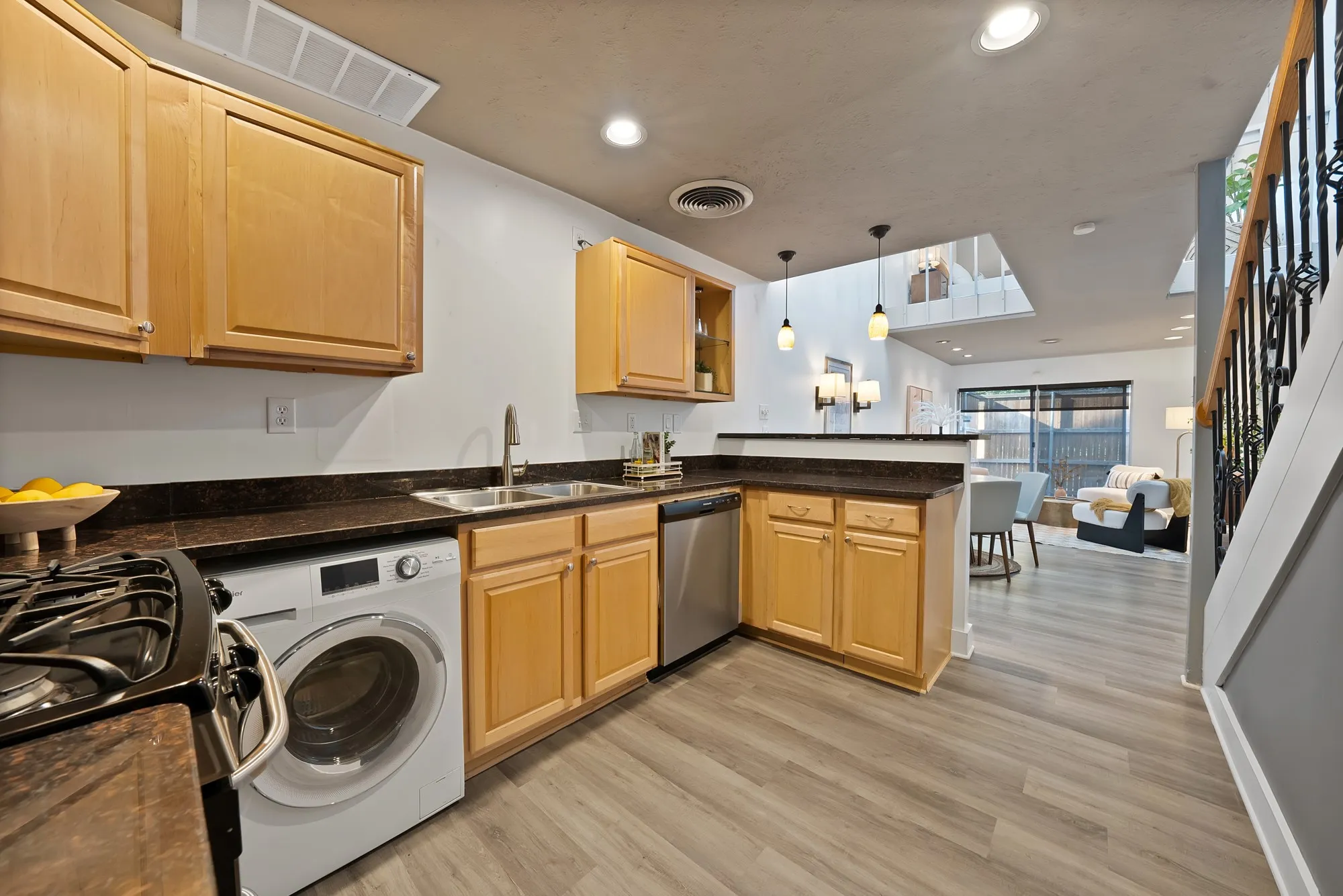 Condominium For Sale in Dallas County , 4003 Gilbert Avenue 10, Dallas, Texas 75219, 1 Bedroom, 1 Bathroom, Garage spaces, 700 Sqft, built in 1972, mls#21394241, Real Estate Agent in Dallas, Homes For Sale in Dallas county, Homes For Sale in Dallas, Realtor in Dallas Texas, Real Estate Brokerage Independent Realty Texas, Luminita Cordes Realtor