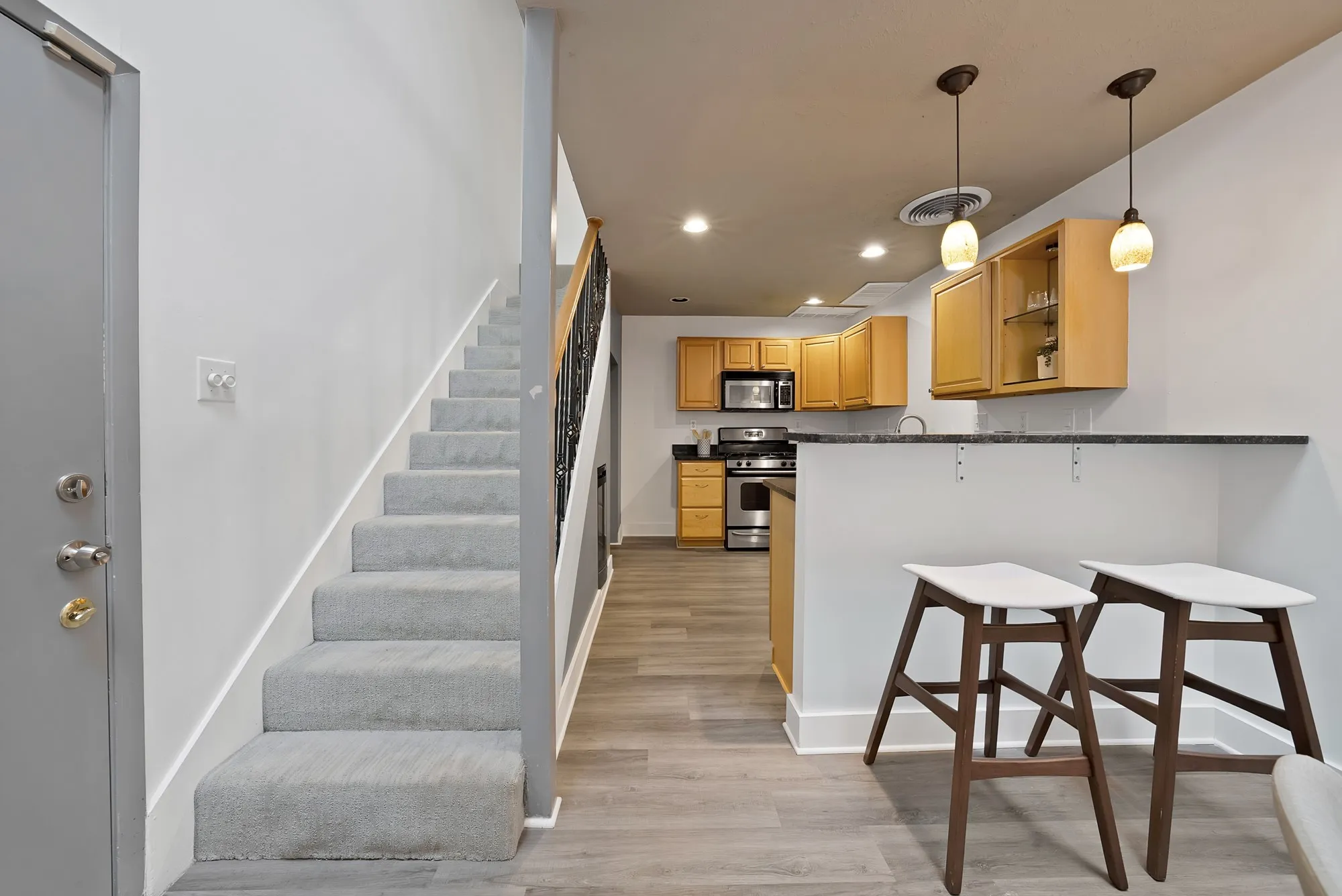Condominium For Sale in Dallas County , 4003 Gilbert Avenue 10, Dallas, Texas 75219, 1 Bedroom, 1 Bathroom, Garage spaces, 700 Sqft, built in 1972, mls#21394241, Real Estate Agent in Dallas, Homes For Sale in Dallas county, Homes For Sale in Dallas, Realtor in Dallas Texas, Real Estate Brokerage Independent Realty Texas, Luminita Cordes Realtor