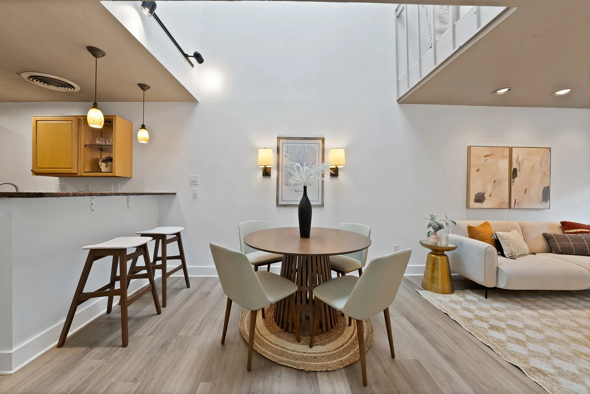 Condominium For Sale in Dallas County , 4003 Gilbert Avenue 10, Dallas, Texas 75219, 1 Bedroom, 1 Bathroom, Garage spaces, 700 Sqft, built in 1972, mls#21394241, Real Estate Agent in Dallas, Homes For Sale in Dallas county, Homes For Sale in Dallas, Realtor in Dallas Texas, Real Estate Brokerage Independent Realty Texas, Luminita Cordes Realtor
