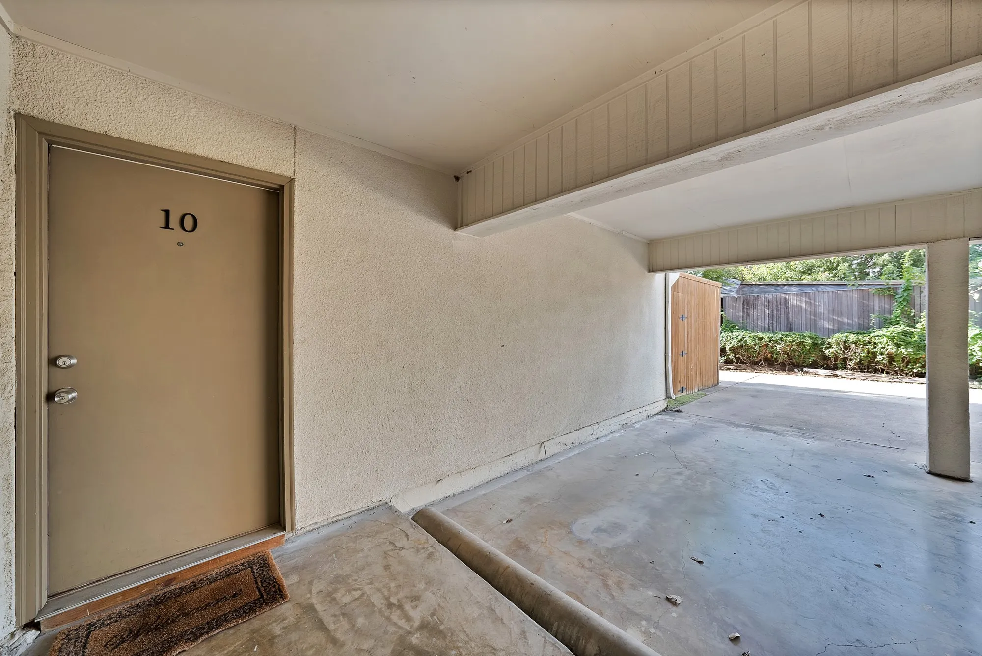 Condominium For Sale in Dallas County , 4003 Gilbert Avenue 10, Dallas, Texas 75219, 1 Bedroom, 1 Bathroom, Garage spaces, 700 Sqft, built in 1972, mls#21394241, Real Estate Agent in Dallas, Homes For Sale in Dallas county, Homes For Sale in Dallas, Realtor in Dallas Texas, Real Estate Brokerage Independent Realty Texas, Luminita Cordes Realtor