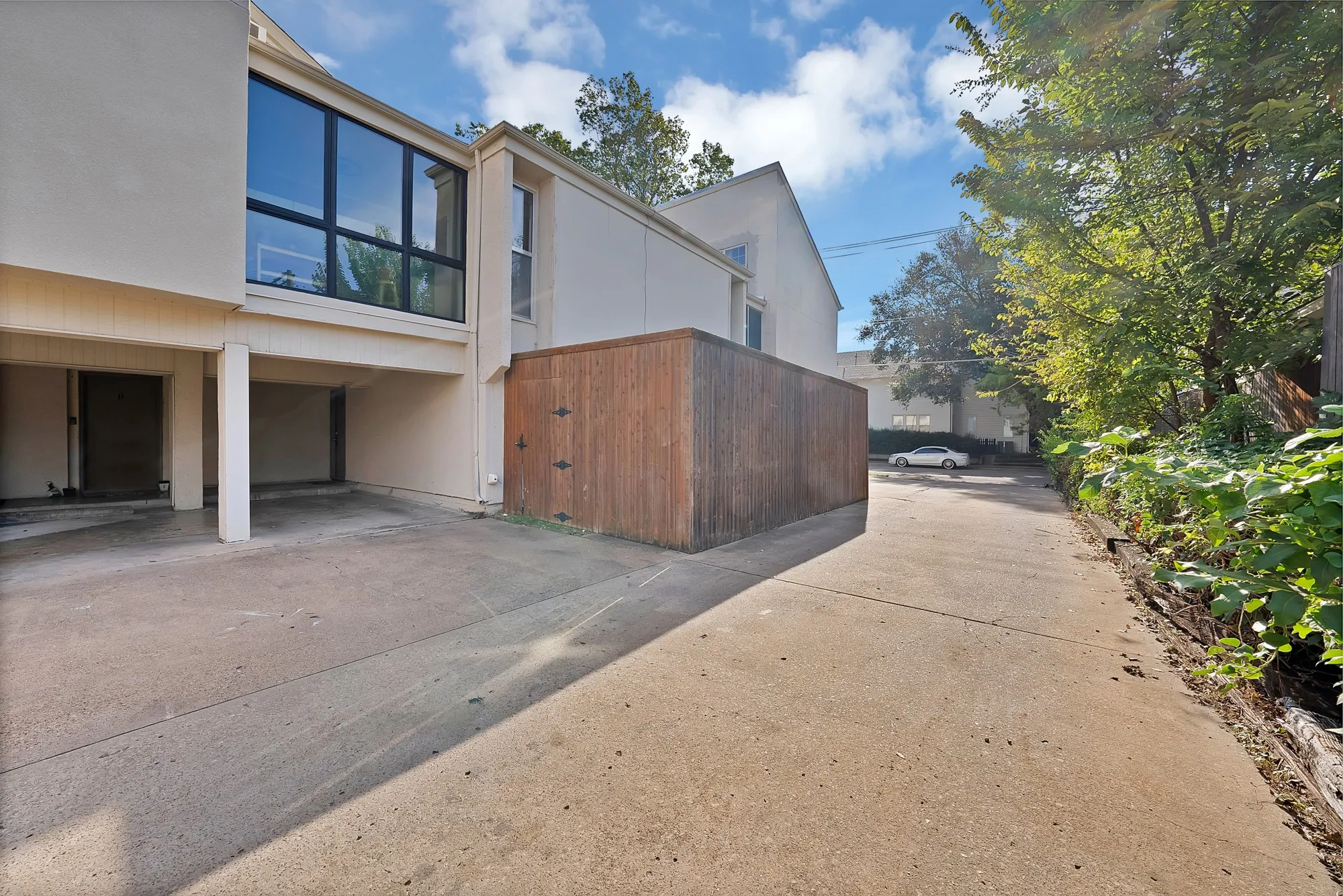 Condominium For Sale in Dallas County , 4003 Gilbert Avenue 10, Dallas, Texas 75219, 1 Bedroom, 1 Bathroom, Garage spaces, 700 Sqft, built in 1972, mls#21394241, Real Estate Agent in Dallas, Homes For Sale in Dallas county, Homes For Sale in Dallas, Realtor in Dallas Texas, Real Estate Brokerage Independent Realty Texas, Luminita Cordes Realtor