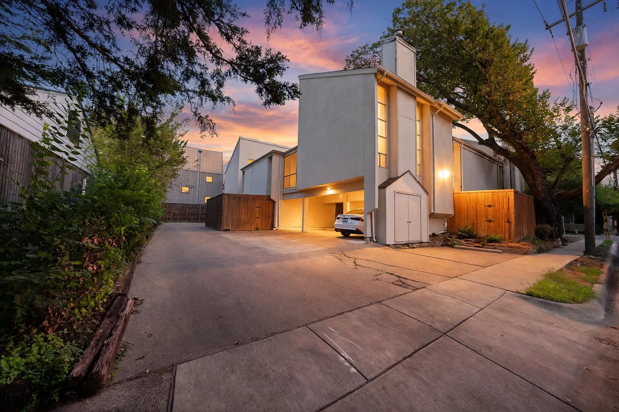 Condominium For Sale in Dallas County , 4003 Gilbert Avenue 10, Dallas, Texas 75219, 1 Bedroom, 1 Bathroom, Garage spaces, 700 Sqft, built in 1972, mls#21394241, Real Estate Agent in Dallas, Homes For Sale in Dallas county, Homes For Sale in Dallas, Realtor in Dallas Texas, Real Estate Brokerage Independent Realty Texas, Luminita Cordes Realtor